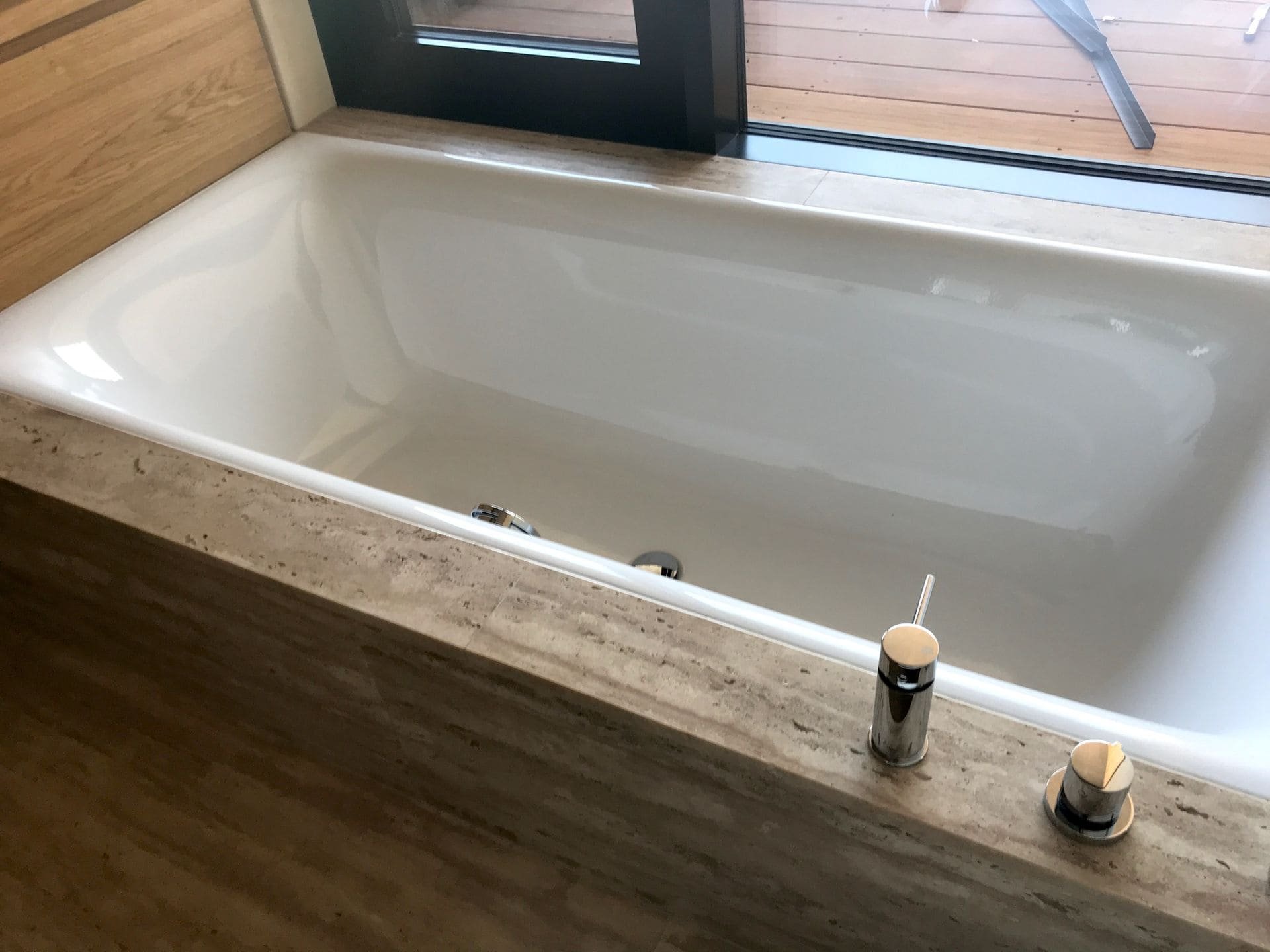 Atriový dům s kamennou fasádou