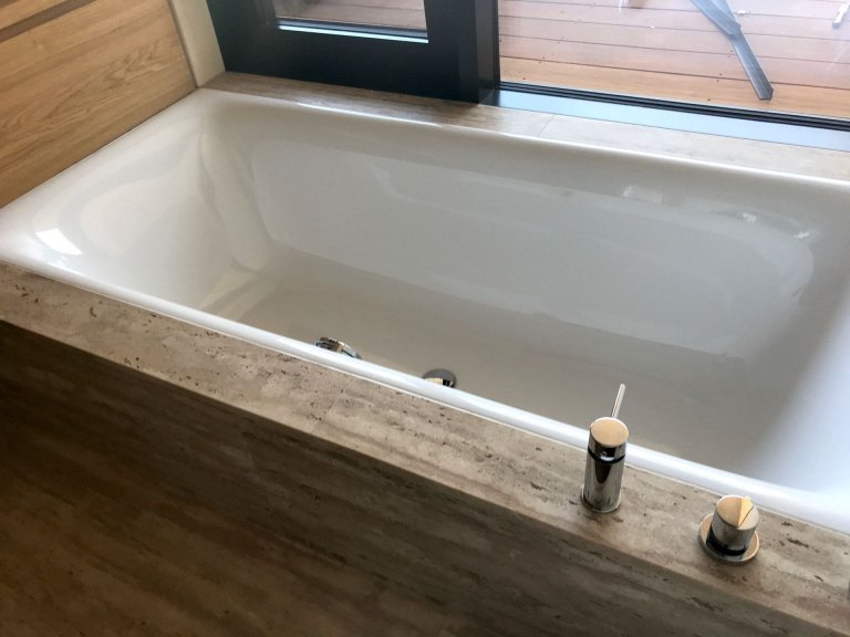 Atriový dům s kamennou fasádou