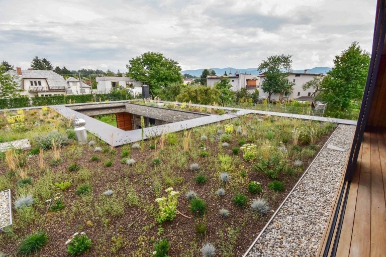 Atriový dům s kamennou fasádou