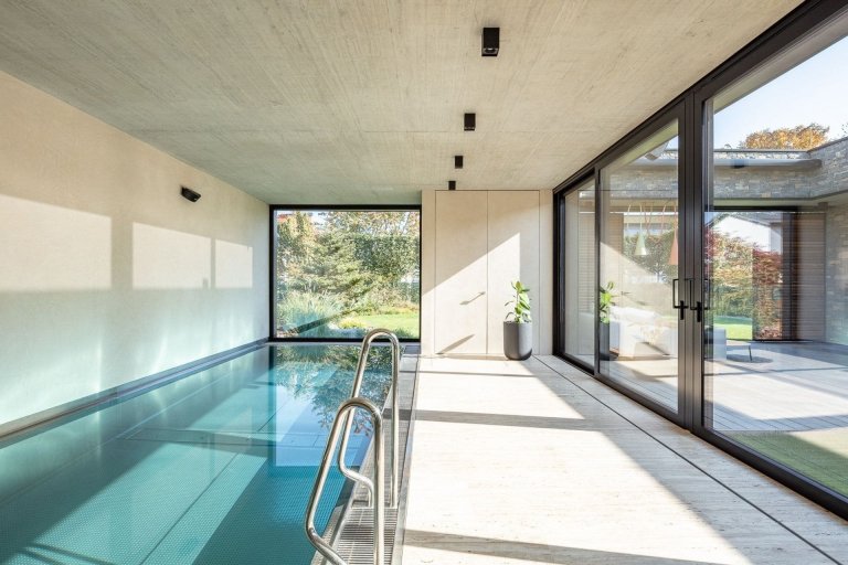 Atriový dům s kamennou fasádou