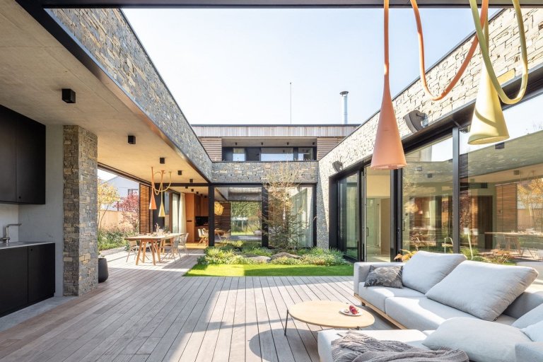 Atrium je ideálním prostorem pro trávení času, nabízí příjemný odpočivný prostor včetně letní kuchyně