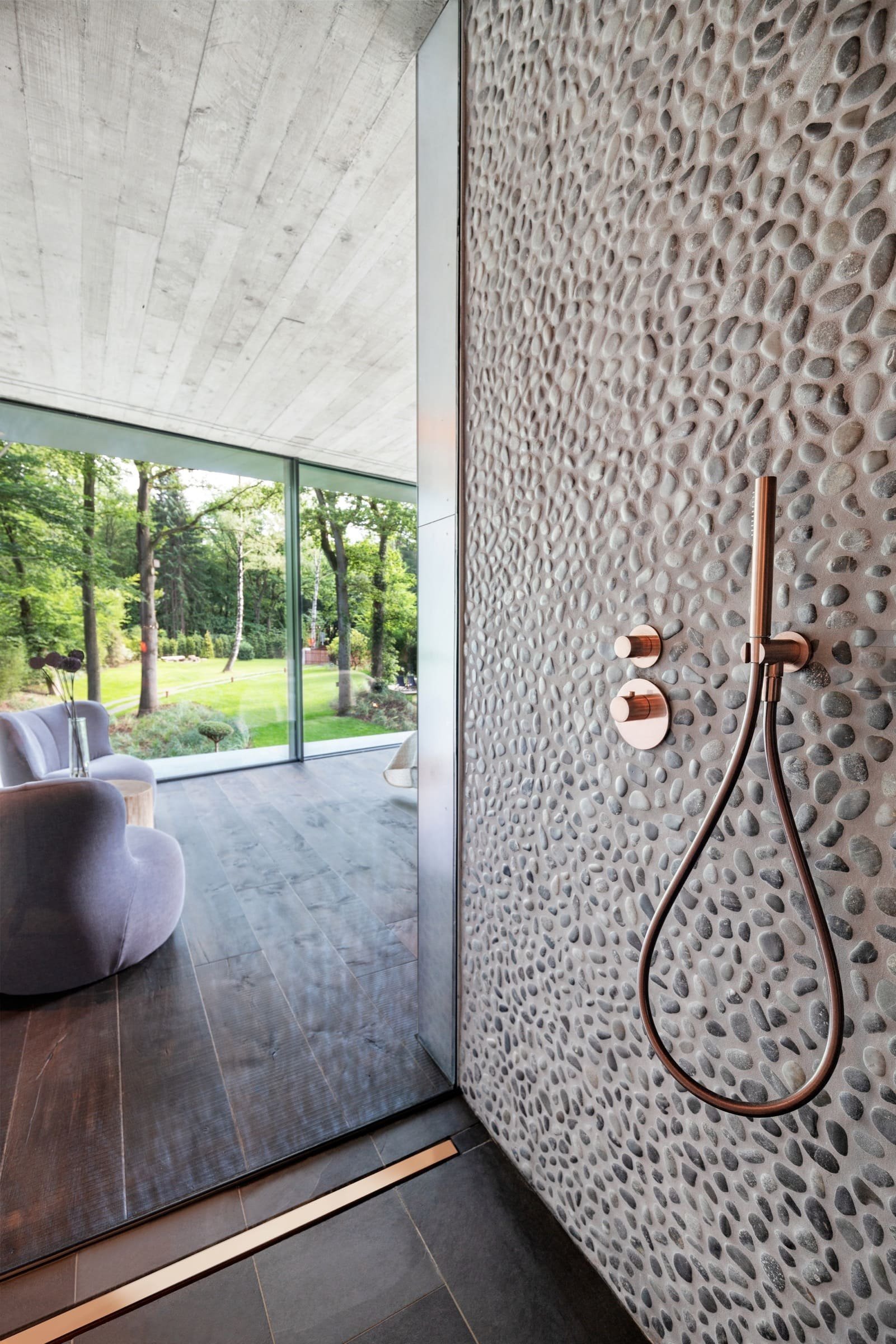 Luxusní betonová vila uprostred přírody