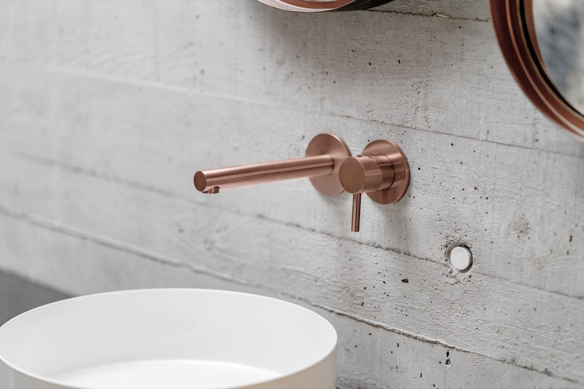 Luxusní betonová vila uprostred přírody