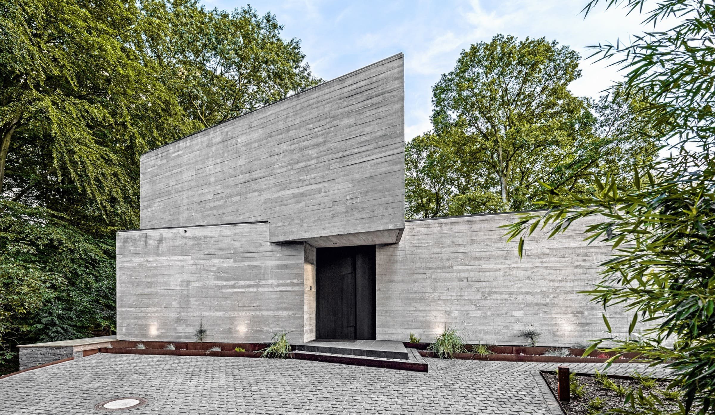 Luxusní betonová vila uprostred přírody