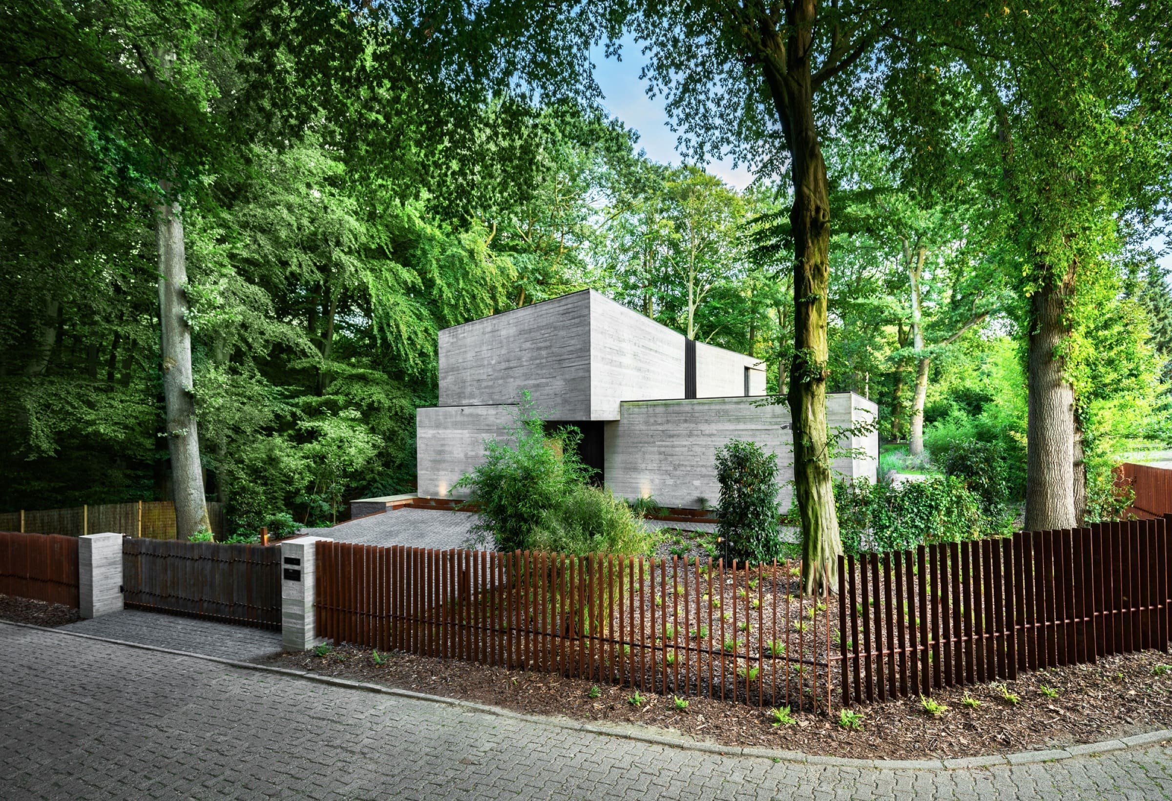 Luxusní betonová vila uprostred přírody