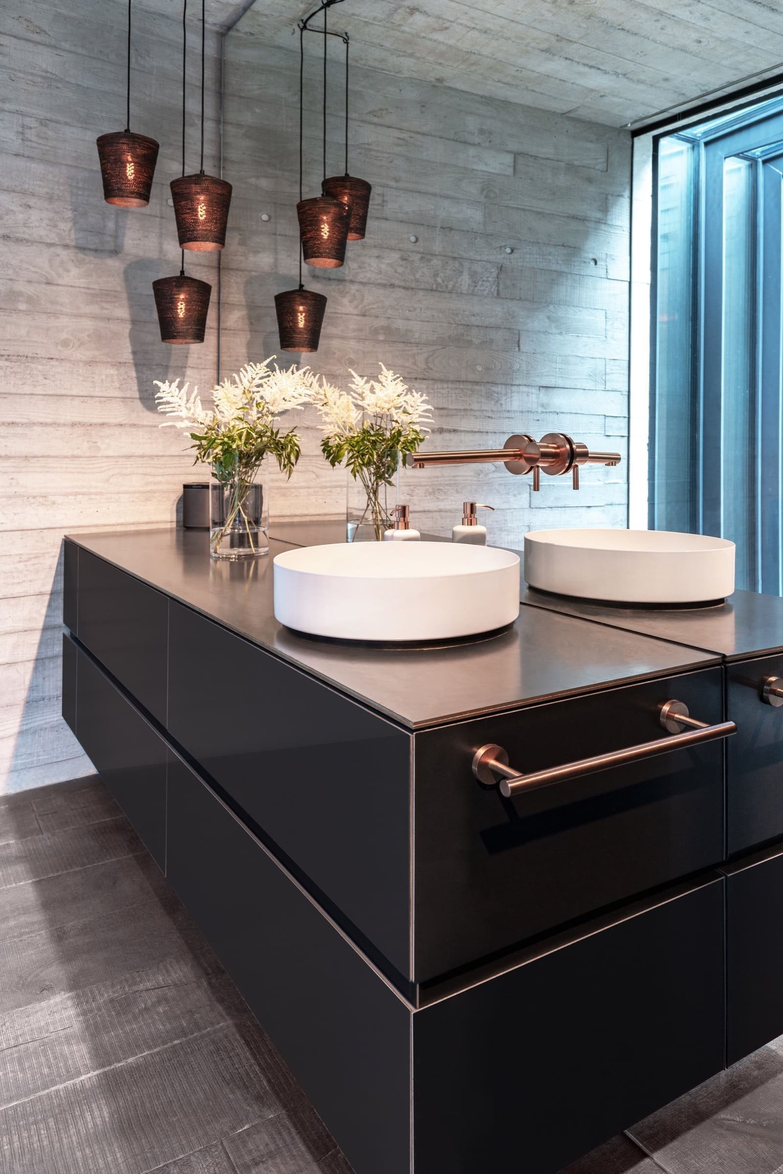 Luxusní betonová vila uprostred přírody