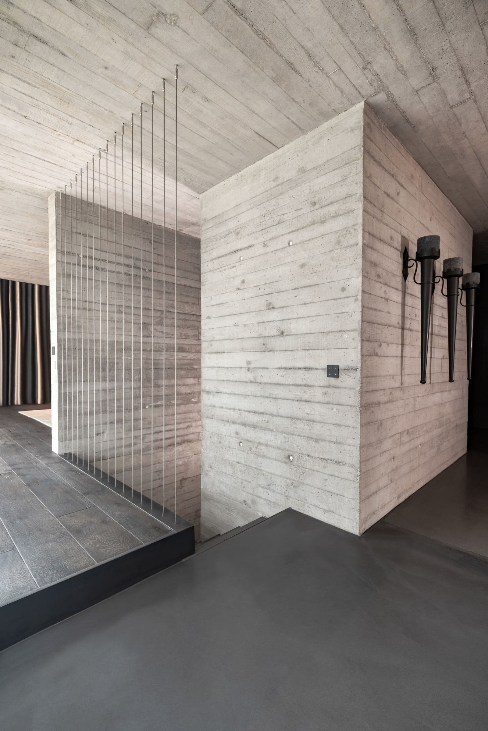 Luxusní betonová vila uprostred přírody