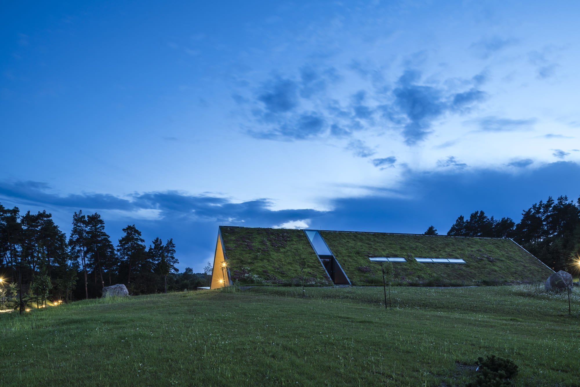 Dům na samotě se skrývá pod zelenou střechou