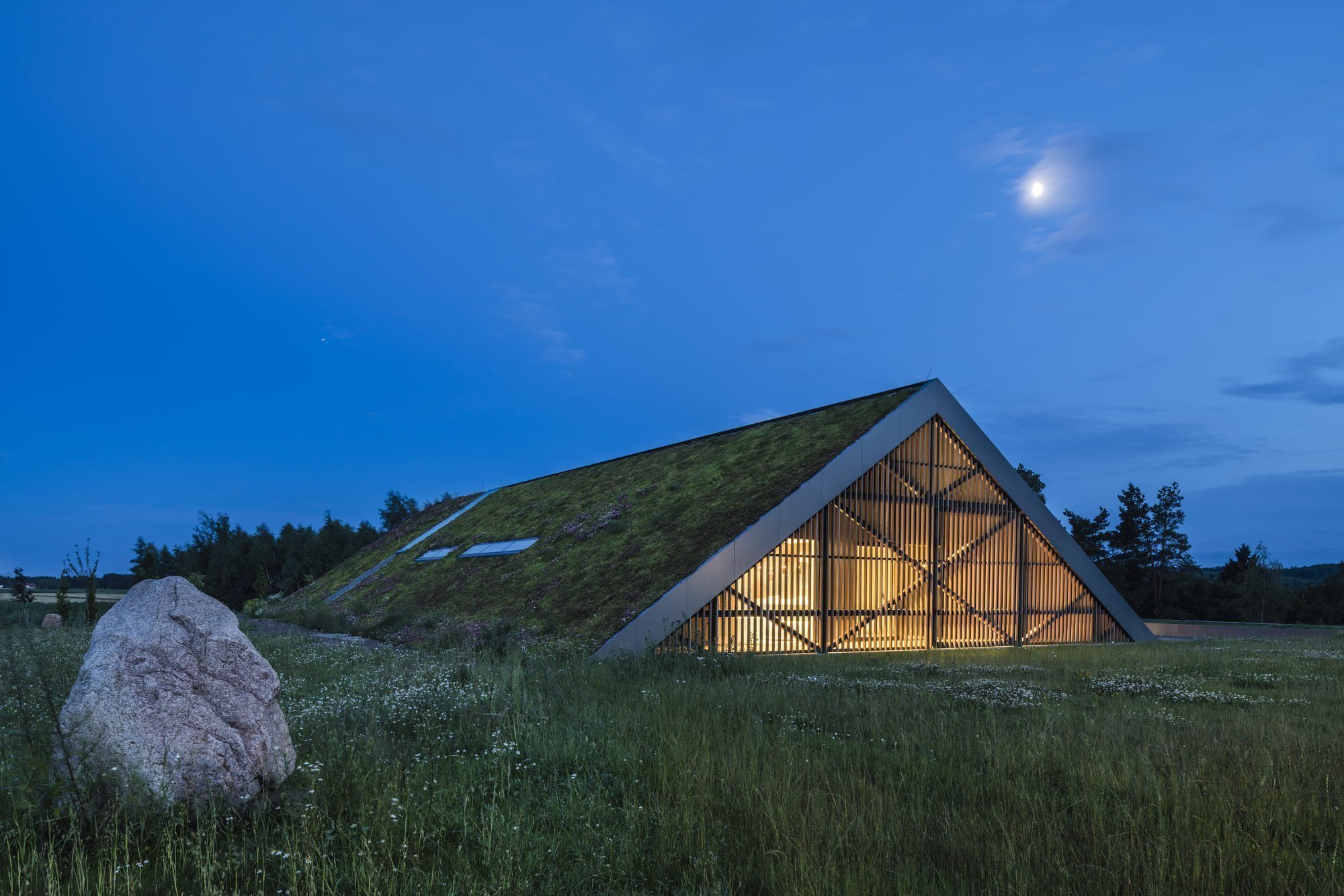 Dům na samotě se skrývá pod zelenou střechou