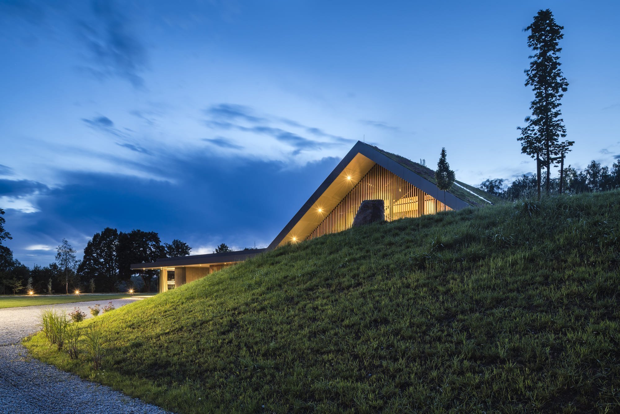 Dům na samotě se skrývá pod zelenou střechou