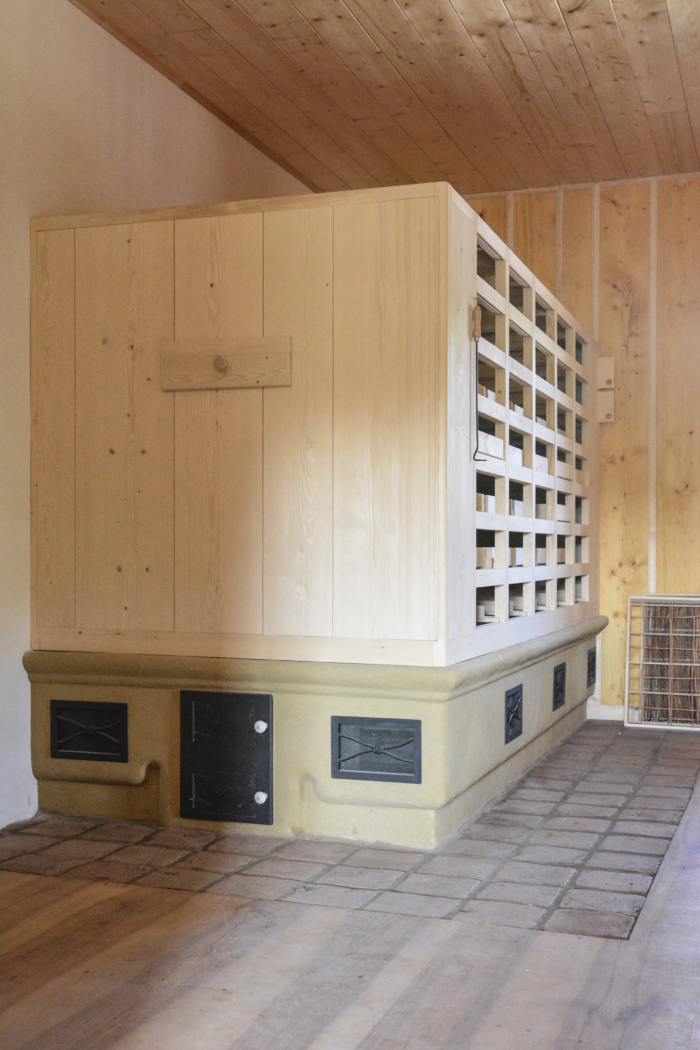 Kolem kamen pro vás dováží krbové vložky zahraničních výrobců, jako jsou Spartherm, Brunner, Iron Dog, Wesbo, firetube, Pertinger nebo litinové nádobí…