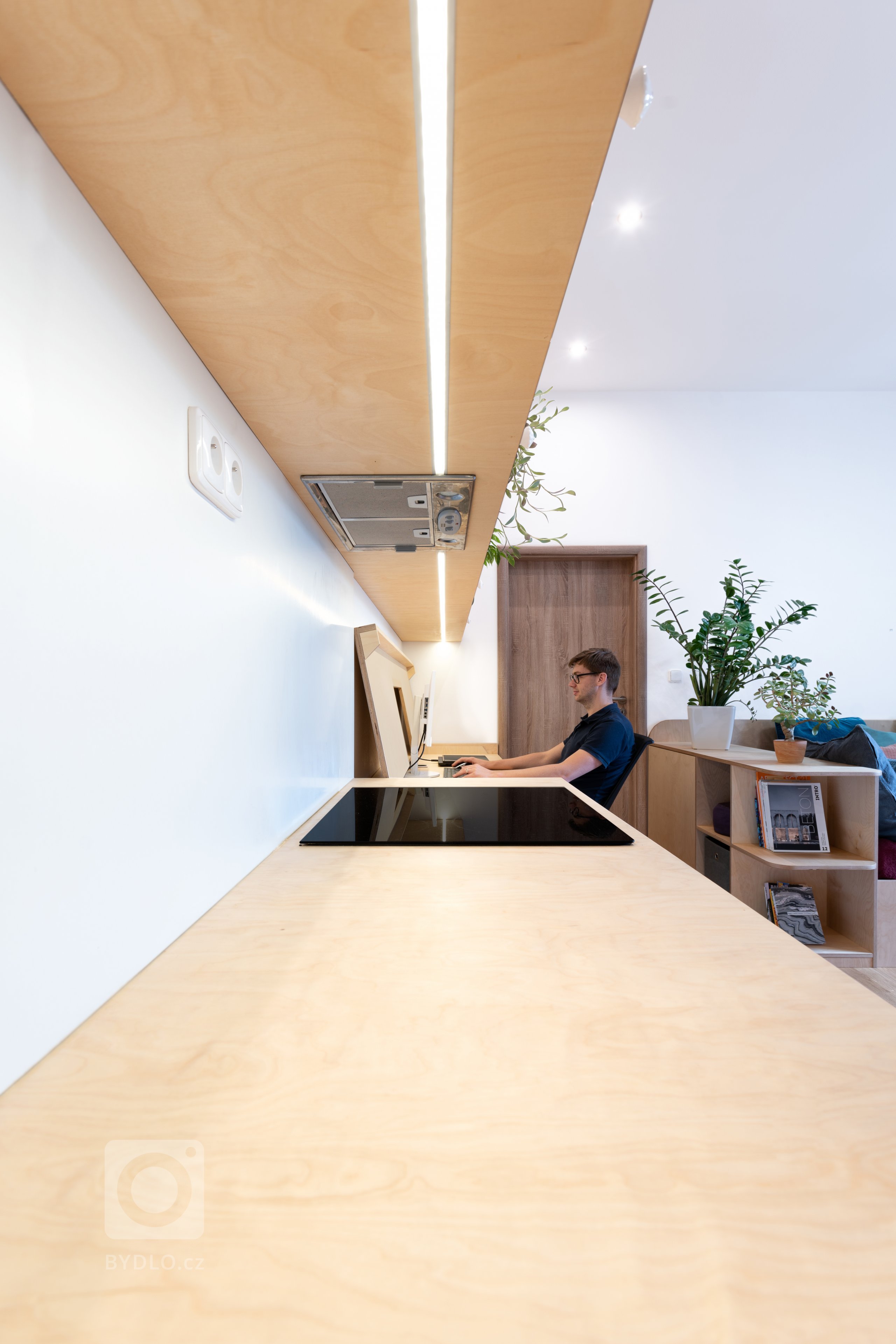 Pracovní a kuchyně a pracovny je elegantně osvětlena led páskem. Při večerních hodinách slouží osvětlení jako ambientní světlo pro celou centrální