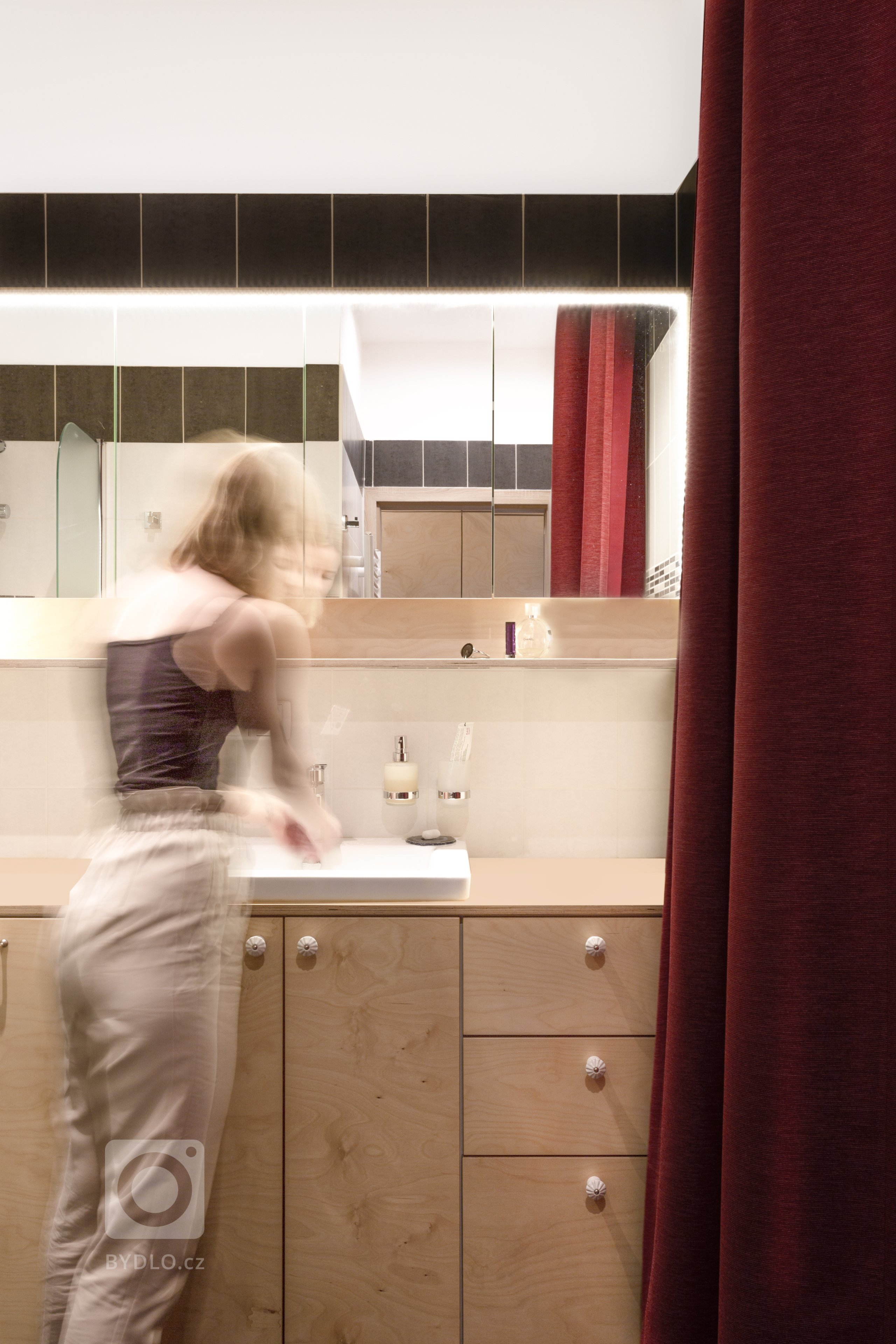 Buďme velkorysí. Elegance může být i praktická. Koš na špinavé prádlo, místo pro kosmetiku, či prací prostředky, to vše má své místo, které není na očích.