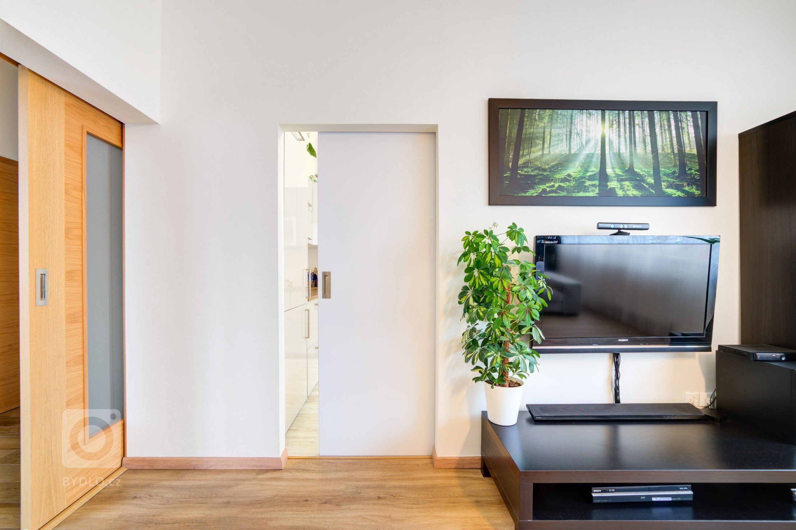 Realizace interiérových dveří v návaznosti na původní interiér domu. Dominantní dřevinou zde byl dub. Aby interiérové dveře nepůsobily fádně, zvolili jsme…