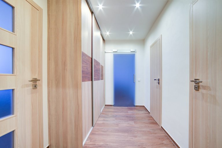 Interiérové dveře ve světlém povrchu CPL laminátu dodají vašemu bydlení stylový vzhled. Ano, i takto může vypadat&nbsp;byt v paneláku, který je starší více jak…