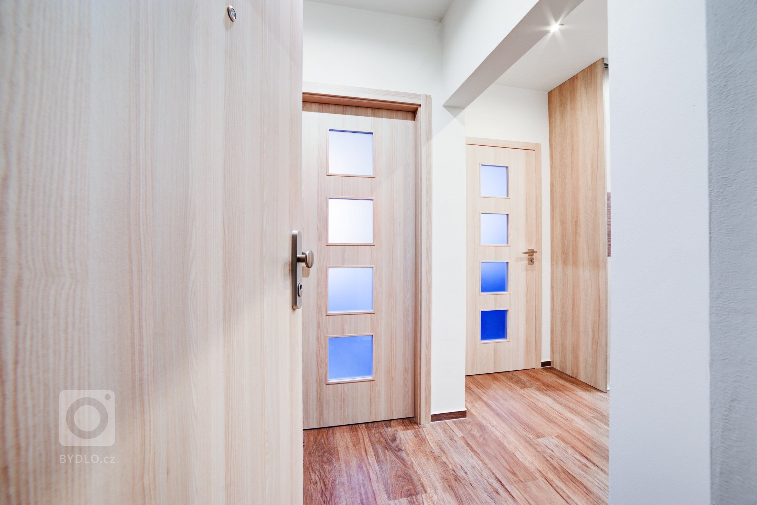 Interiérové dveře ve světlém povrchu CPL laminátu dodají vašemu bydlení stylový vzhled. Ano, i takto může vypadat&nbsp;byt v paneláku, který je starší více jak…