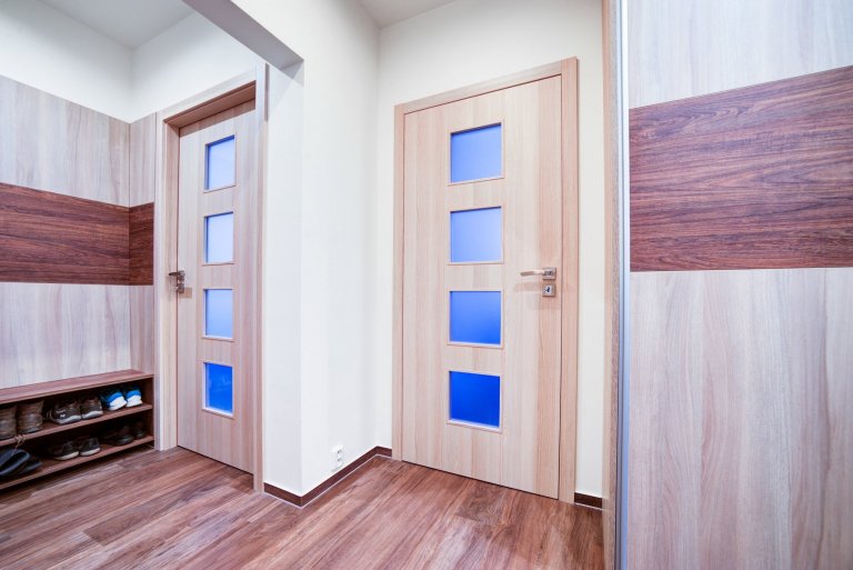 Interiérové dveře ve světlém povrchu CPL laminátu dodají vašemu bydlení stylový vzhled. Ano, i takto může vypadat&nbsp;byt v paneláku, který je starší více jak…