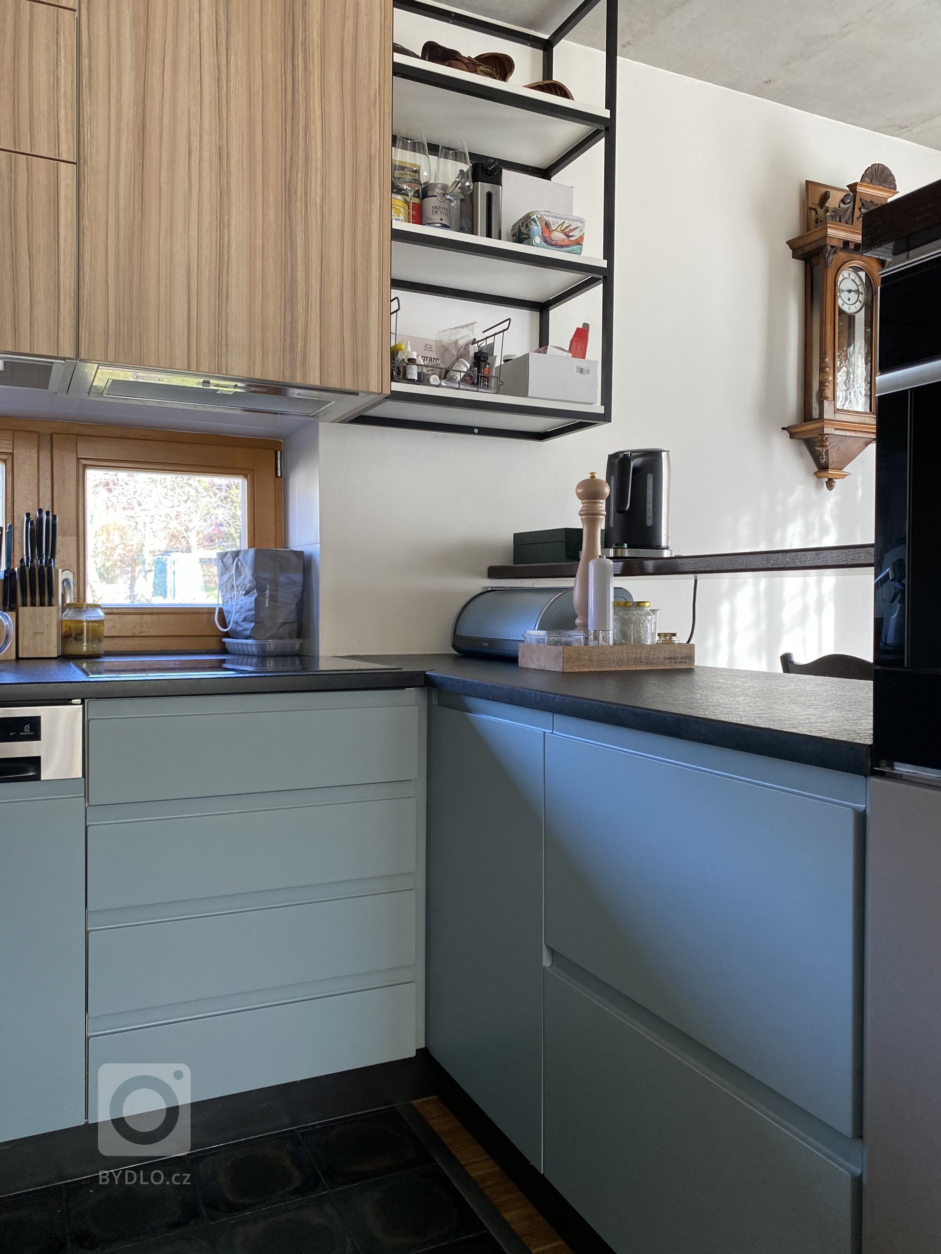 Refresh 13 let staré kuchyně proběhl poměrně hladce a za pár hodin byla původní červená kuchyně Reflexa v lesku změněna na novinku roku 2020 -matnou šedo…