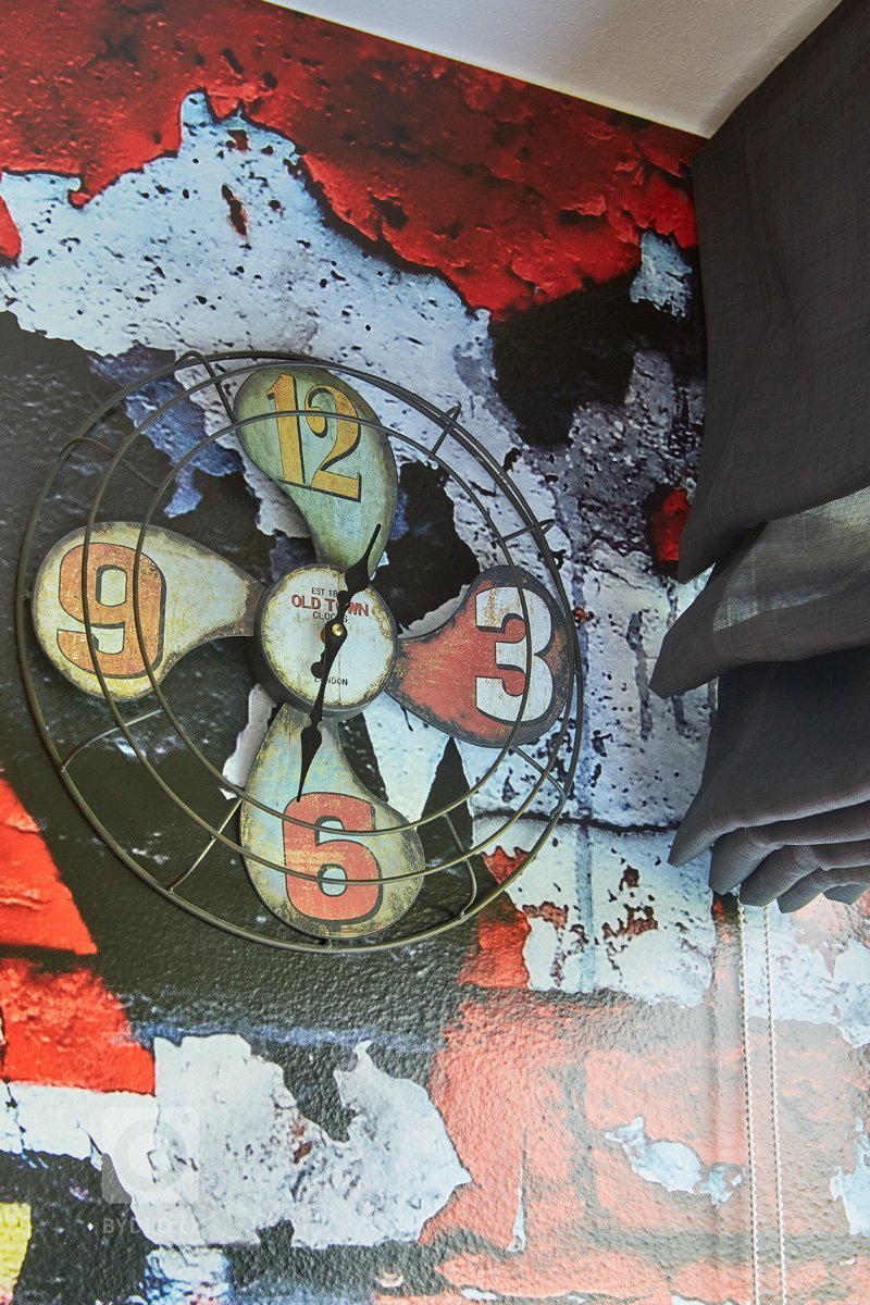 Nástěnné hodiny, dárek od kamaráda  našly místo na foto tapetě.