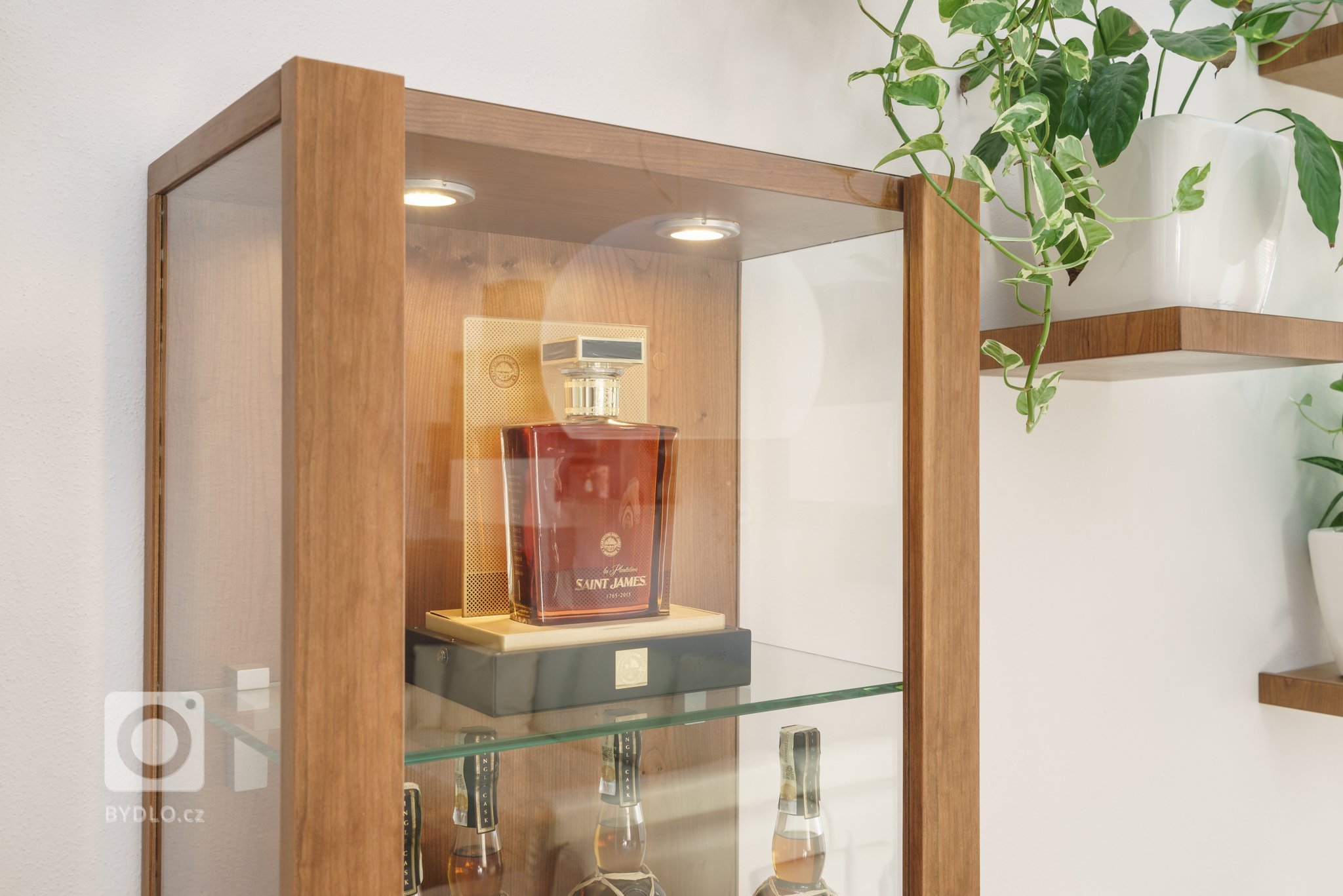 Majitelé už delší dobu plánovali, že původní provizorní nábytek, z&nbsp;předchozího bydlení vymění za funkční a nadčasové designové kousky. Chyběl ale čas,…