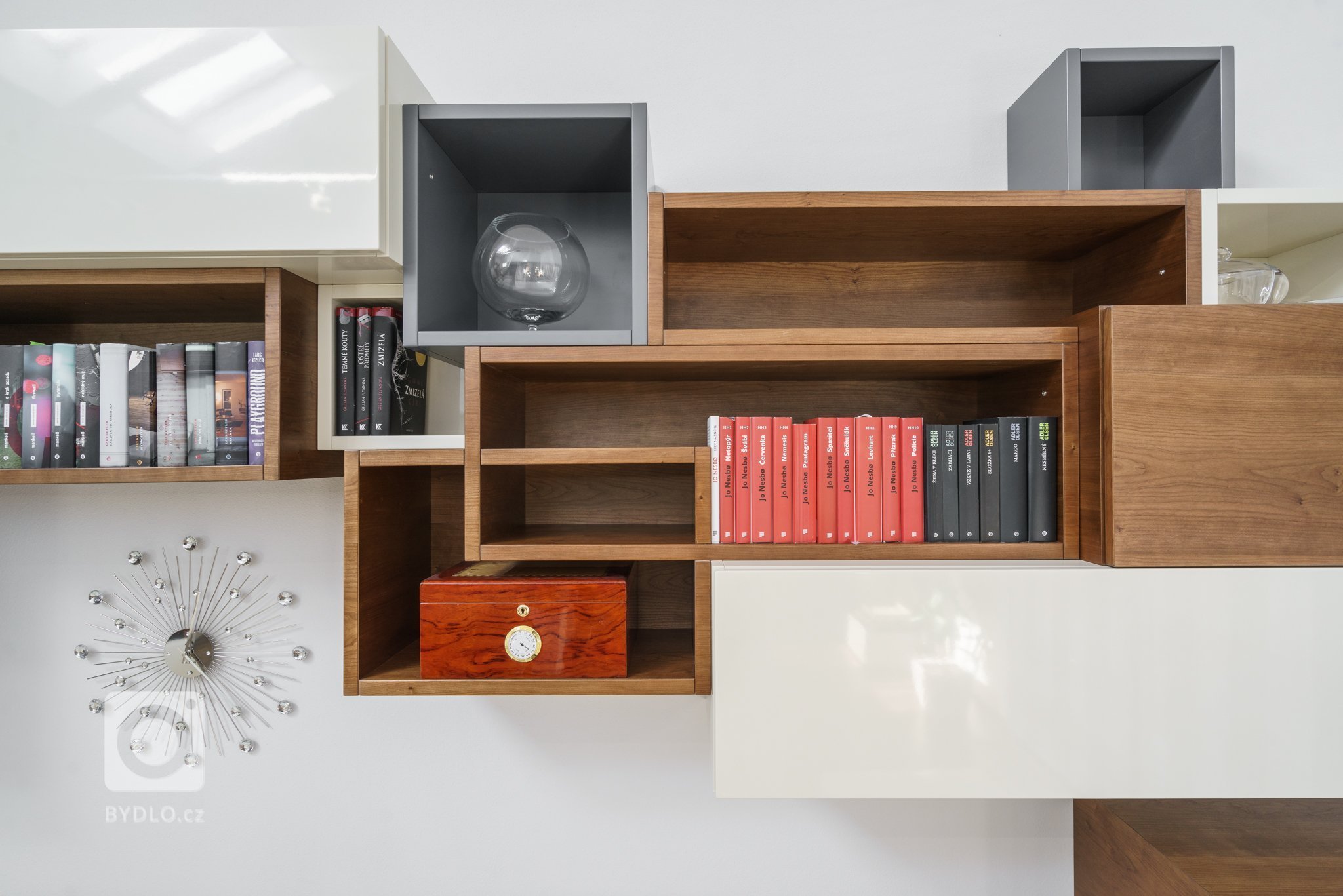 Majitelé už delší dobu plánovali, že původní provizorní nábytek, z&nbsp;předchozího bydlení vymění za funkční a nadčasové designové kousky. Chyběl ale čas,…