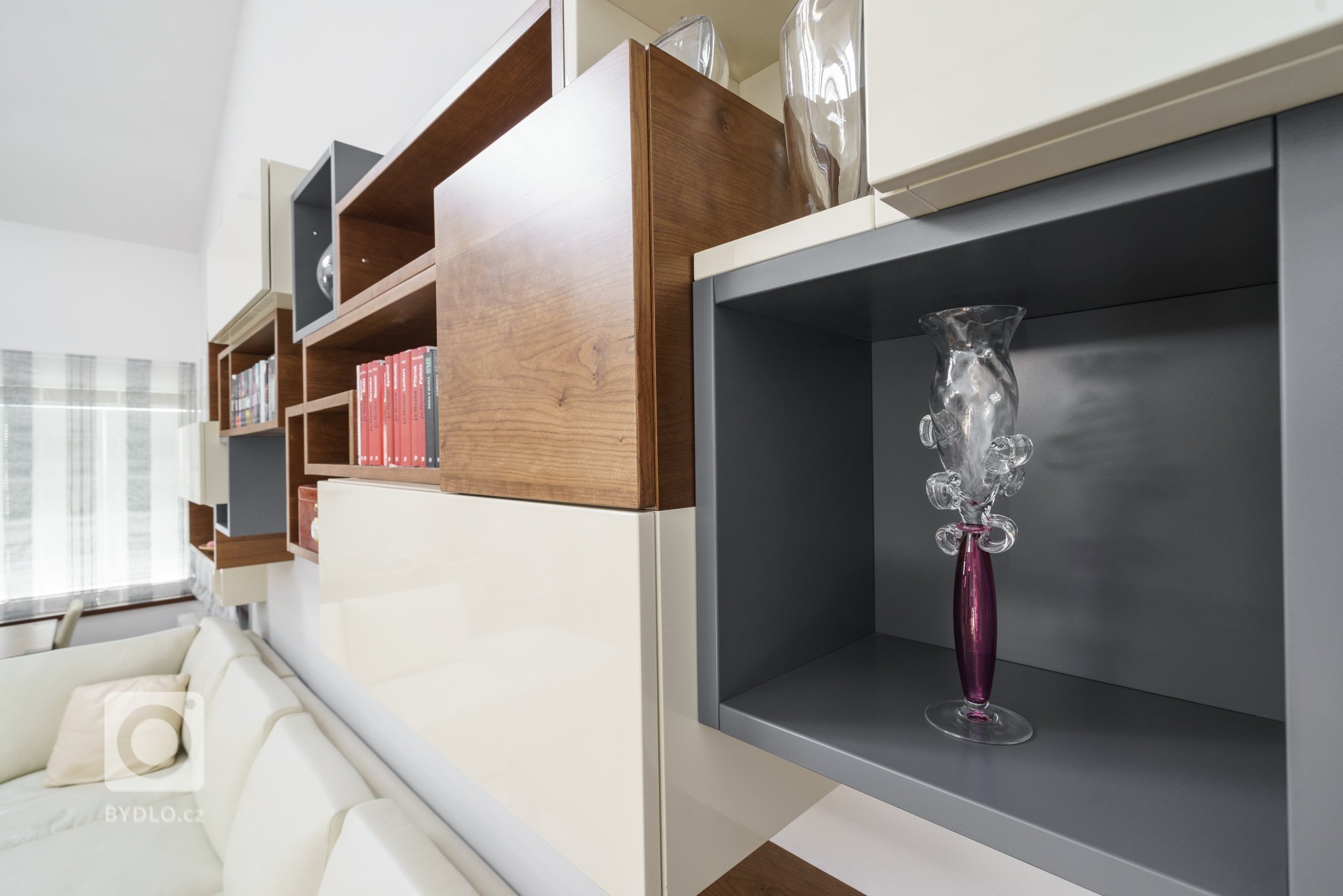 Majitelé už delší dobu plánovali, že původní provizorní nábytek, z&nbsp;předchozího bydlení vymění za funkční a nadčasové designové kousky. Chyběl ale čas,…