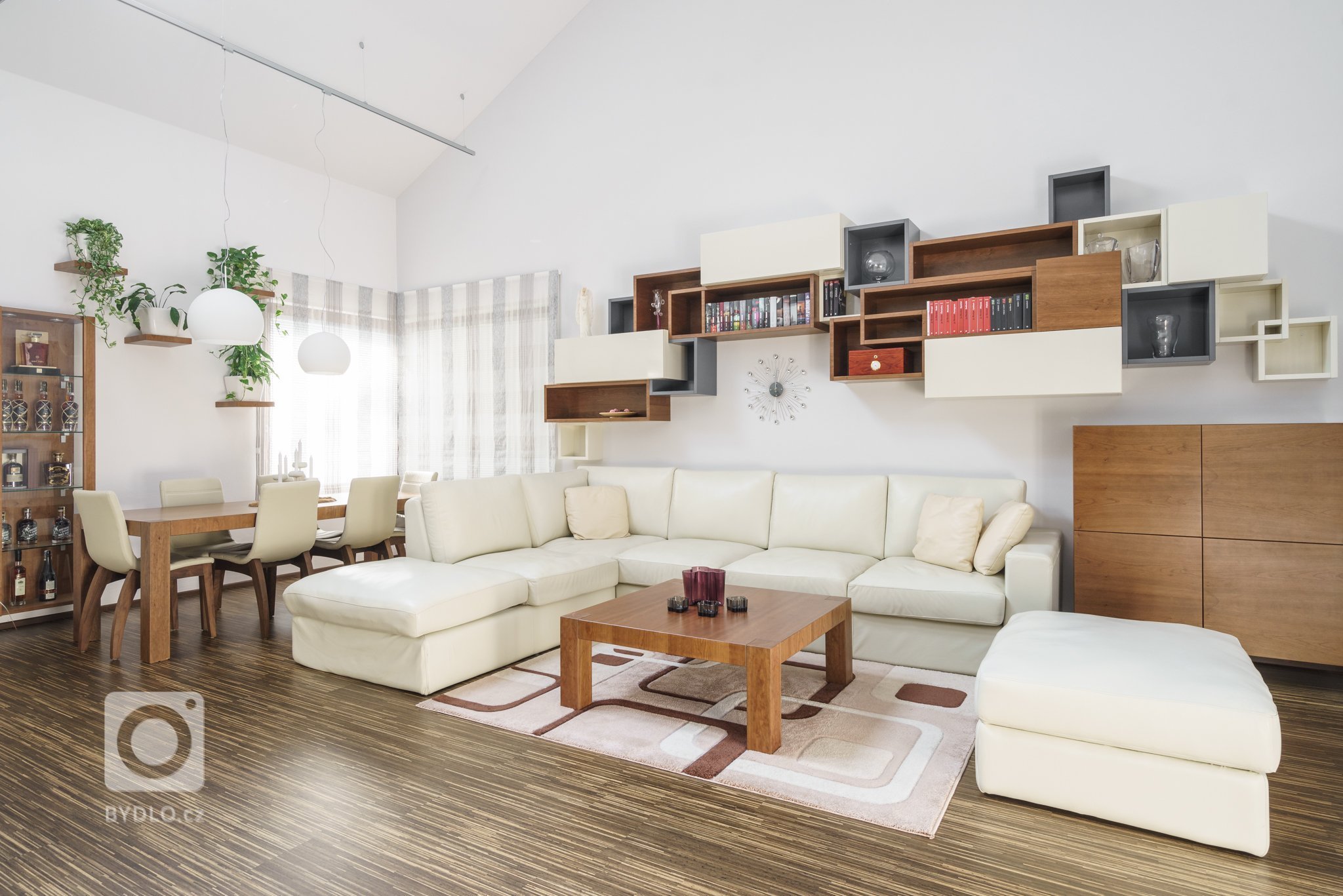 Majitelé už delší dobu plánovali, že původní provizorní nábytek, z&nbsp;předchozího bydlení vymění za funkční a nadčasové designové kousky. Chyběl ale čas,…