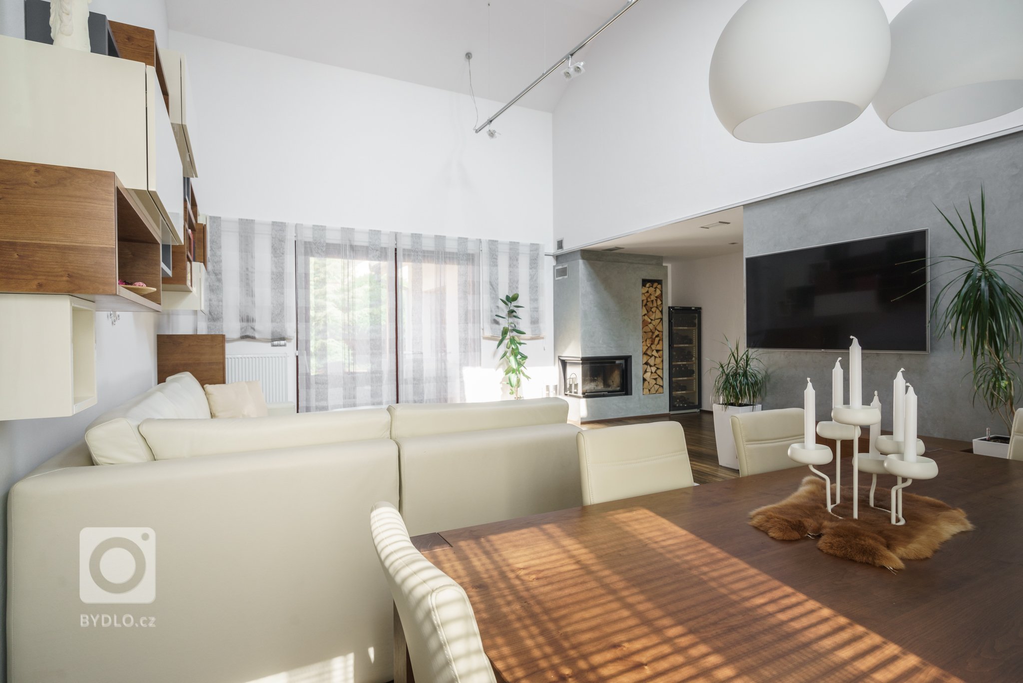 Majitelé už delší dobu plánovali, že původní provizorní nábytek, z&nbsp;předchozího bydlení vymění za funkční a nadčasové designové kousky. Chyběl ale čas,…