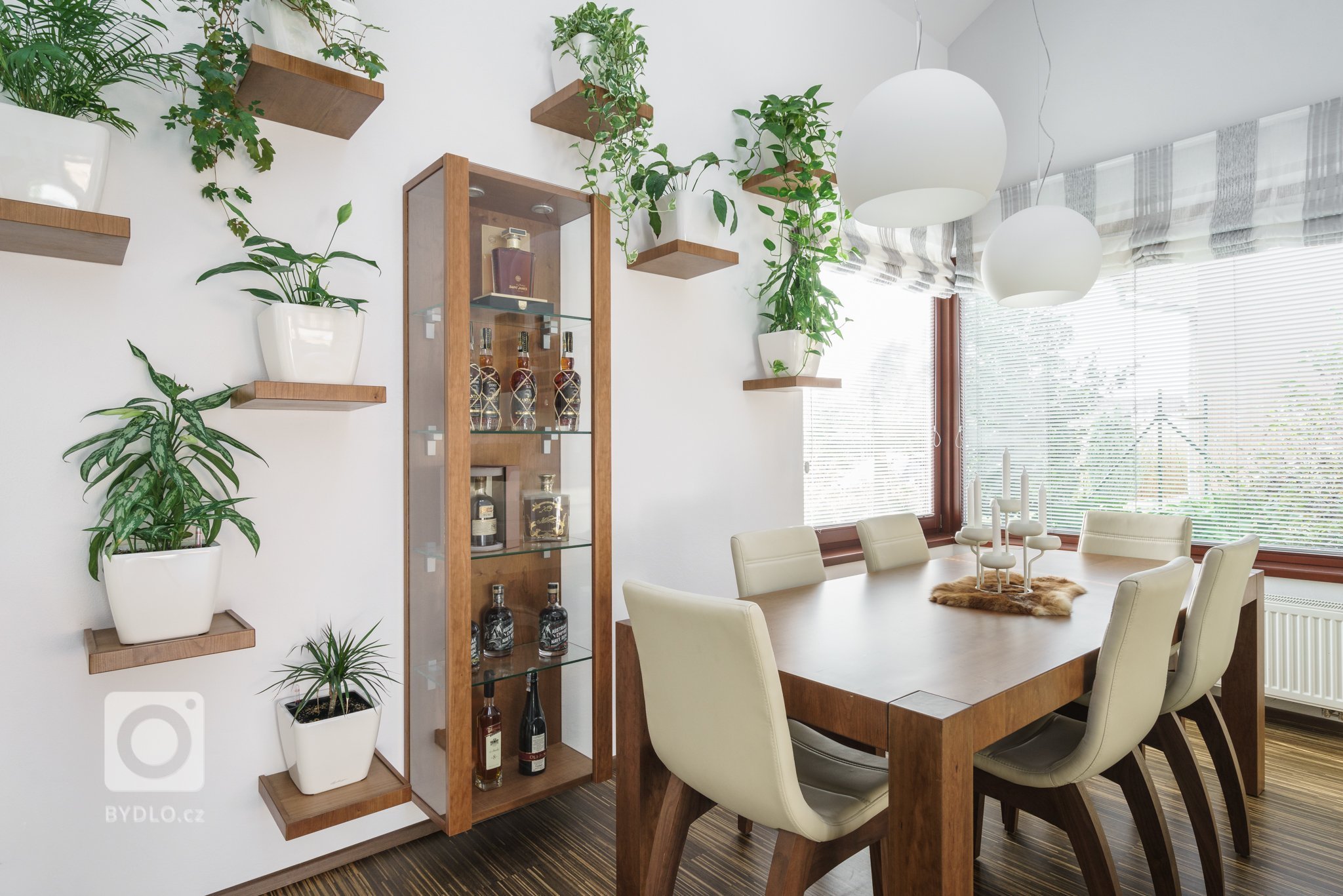 Majitelé už delší dobu plánovali, že původní provizorní nábytek, z&nbsp;předchozího bydlení vymění za funkční a nadčasové designové kousky. Chyběl ale čas,…