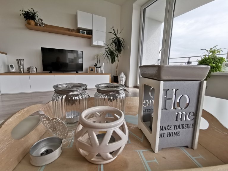 Realizace multifunkčního obývacího pokoje, v bytě 2+kk proběhla přesně podle plánu. Byl splněn požadavek na spoustu úložného prostoru, pohodlné občasné spaní ,…