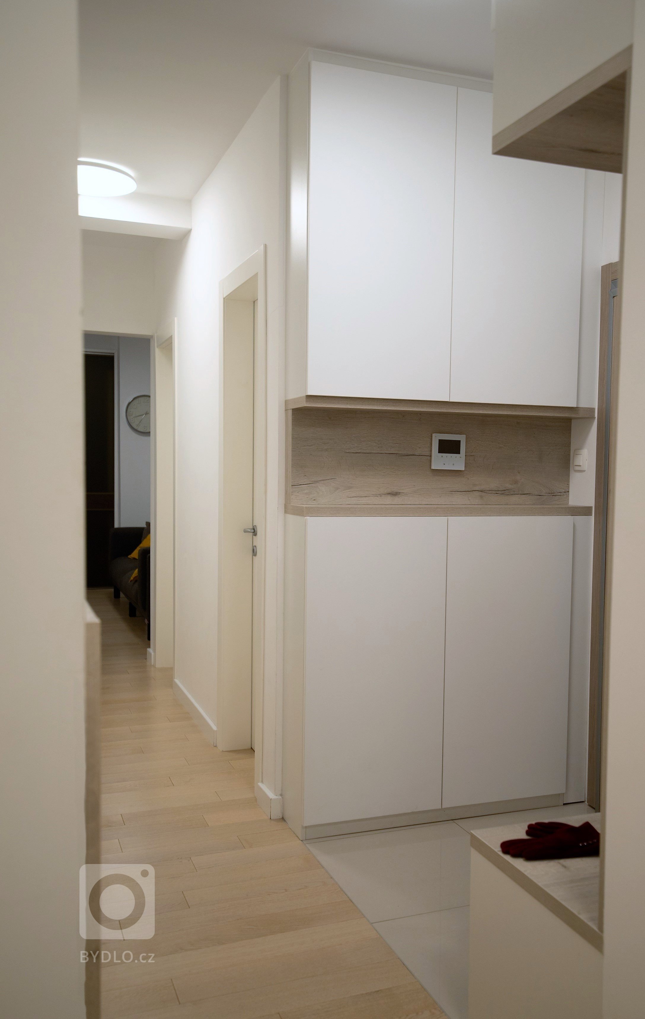 Zadáním bylo navrhnout světlou a vzdušnou vstupní halu s množstvím úložného prostoru na obuv a sportovní pomůcky pro děti klientů. Zvolené barvy a materiály…