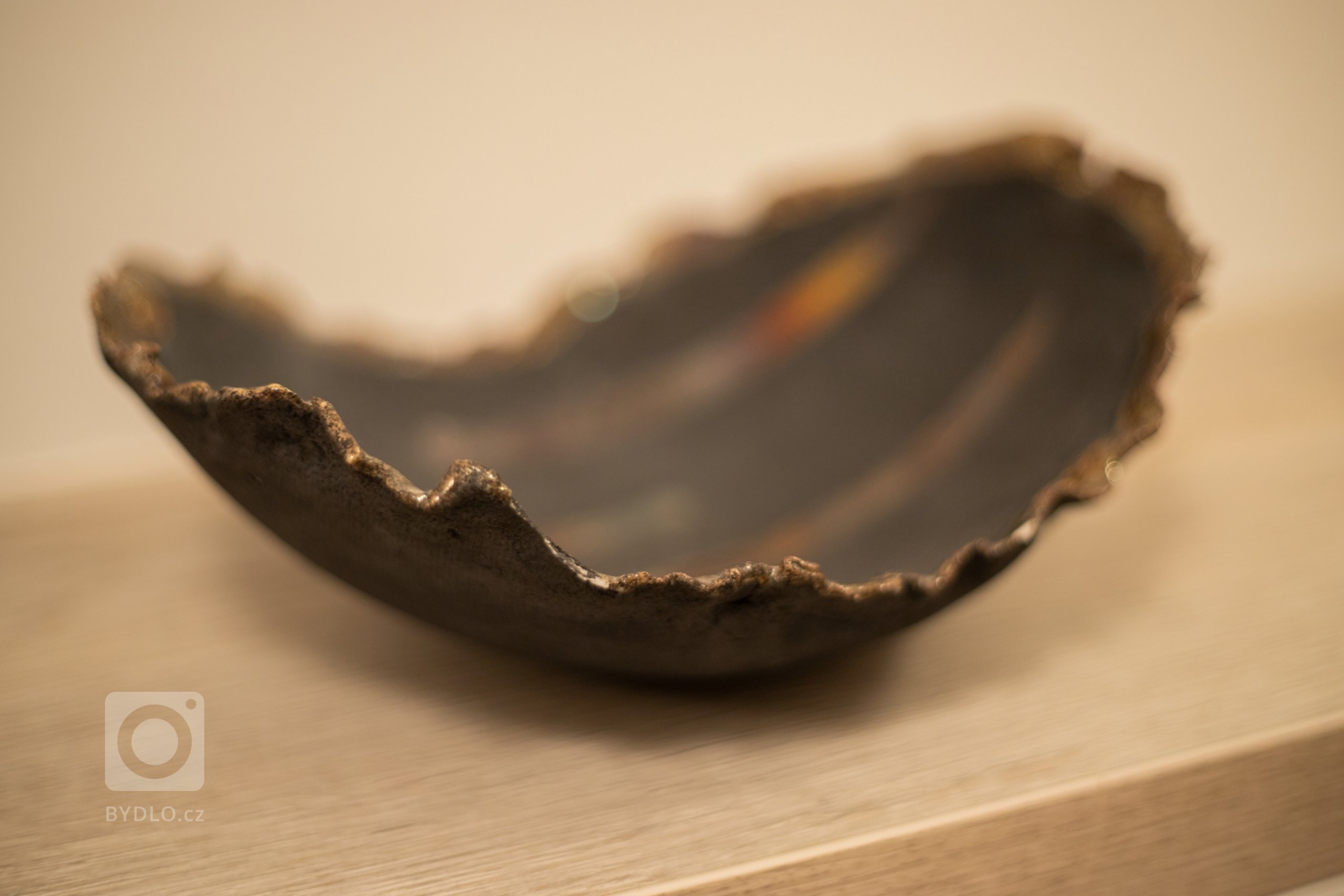 Zadáním bylo navrhnout světlou a vzdušnou vstupní halu s množstvím úložného prostoru na obuv a sportovní pomůcky pro děti klientů. Zvolené barvy a materiály…