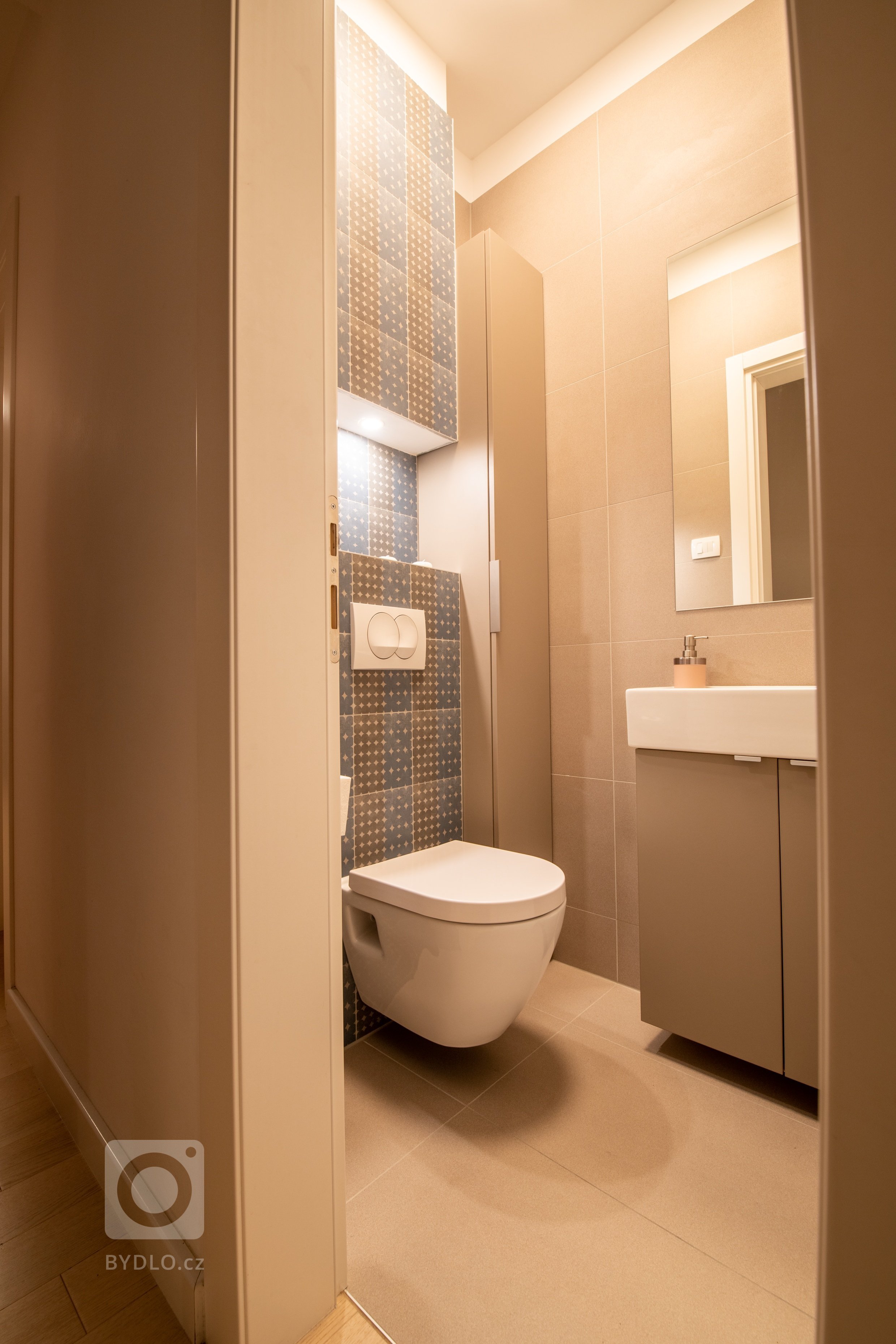 Nicneříkající toaleta dostala novou elegantní tvář. Změnou prošly nejen obklady a nové zařizovací předměty, ale také stará skříň z Ikey, jejíž dvířka byla…