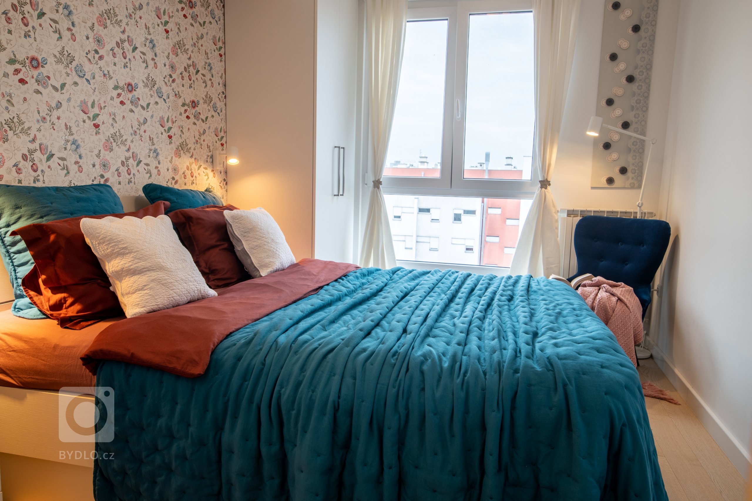 Jedna ložnice dvě tváře... Denní romantická a večerní dramatická &nbsp;. Vybírat můžete dle nálady &nbsp;.
Navržená tapeta holandského výrobce Eijffinger vám…