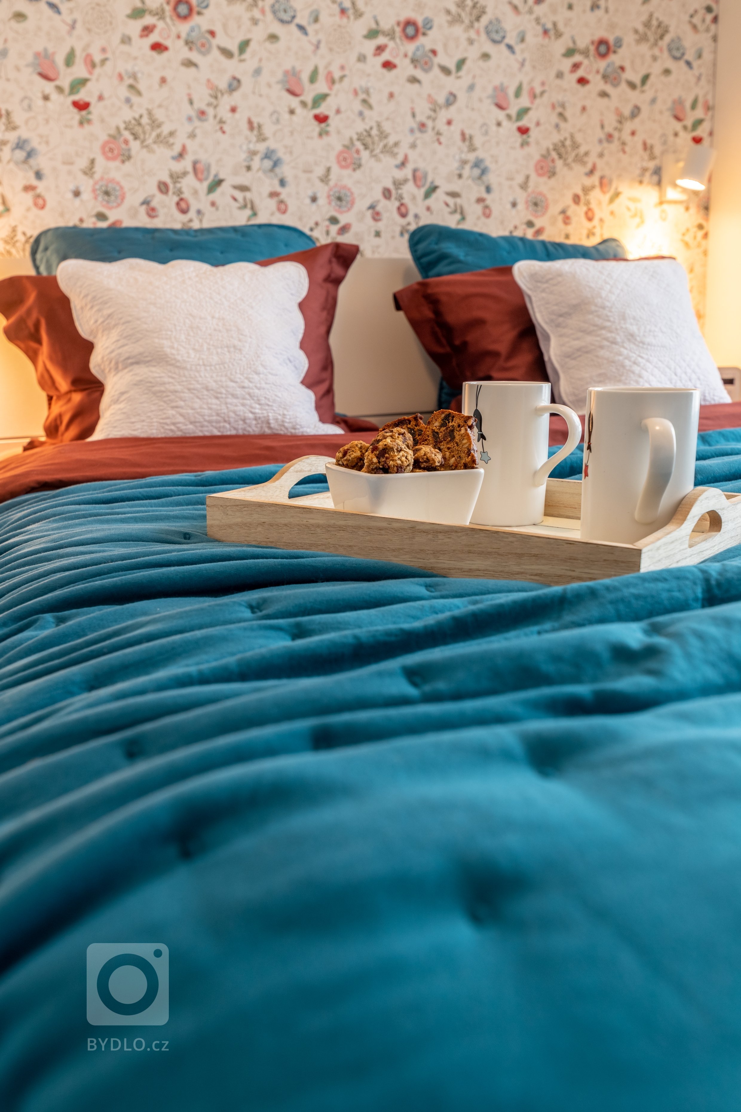 Jedna ložnice dvě tváře... Denní romantická a večerní dramatická &nbsp;. Vybírat můžete dle nálady &nbsp;.
Navržená tapeta holandského výrobce Eijffinger vám…