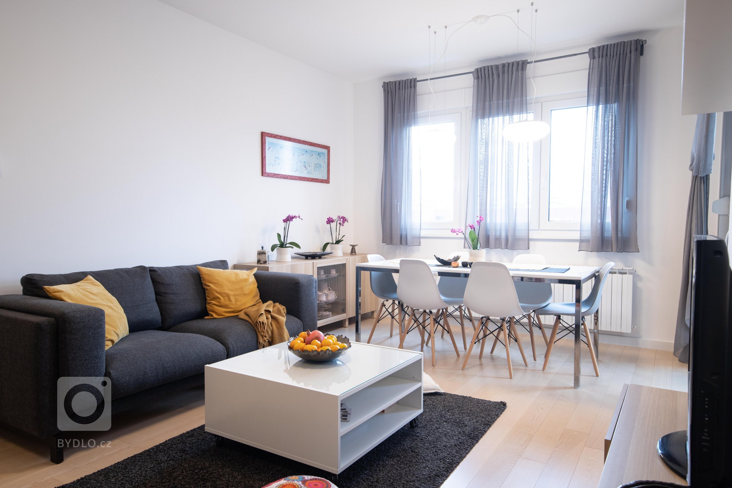 V&nbsp;minimalistický navrženém obývacím pokoji se krásně vyjímá nejen veliká knihovna ale i spousta umělecký děl pocházejících z&nbsp;dílny majitelky bytu.…