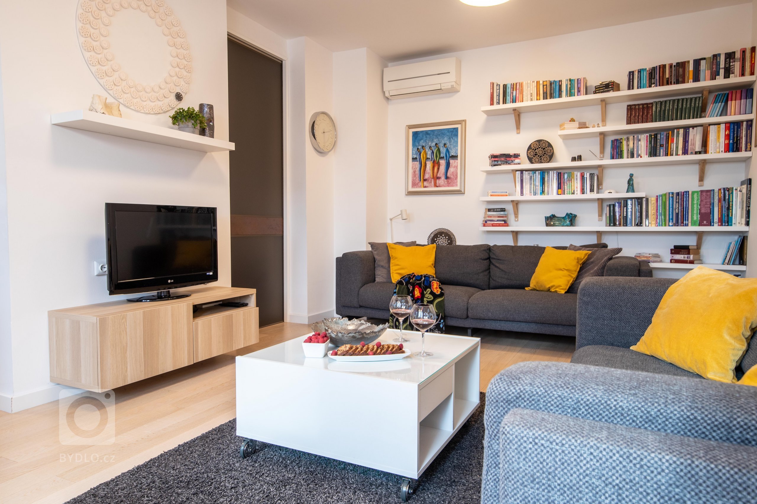 V&nbsp;minimalistický navrženém obývacím pokoji se krásně vyjímá nejen veliká knihovna ale i spousta umělecký děl pocházejících z&nbsp;dílny majitelky bytu.…