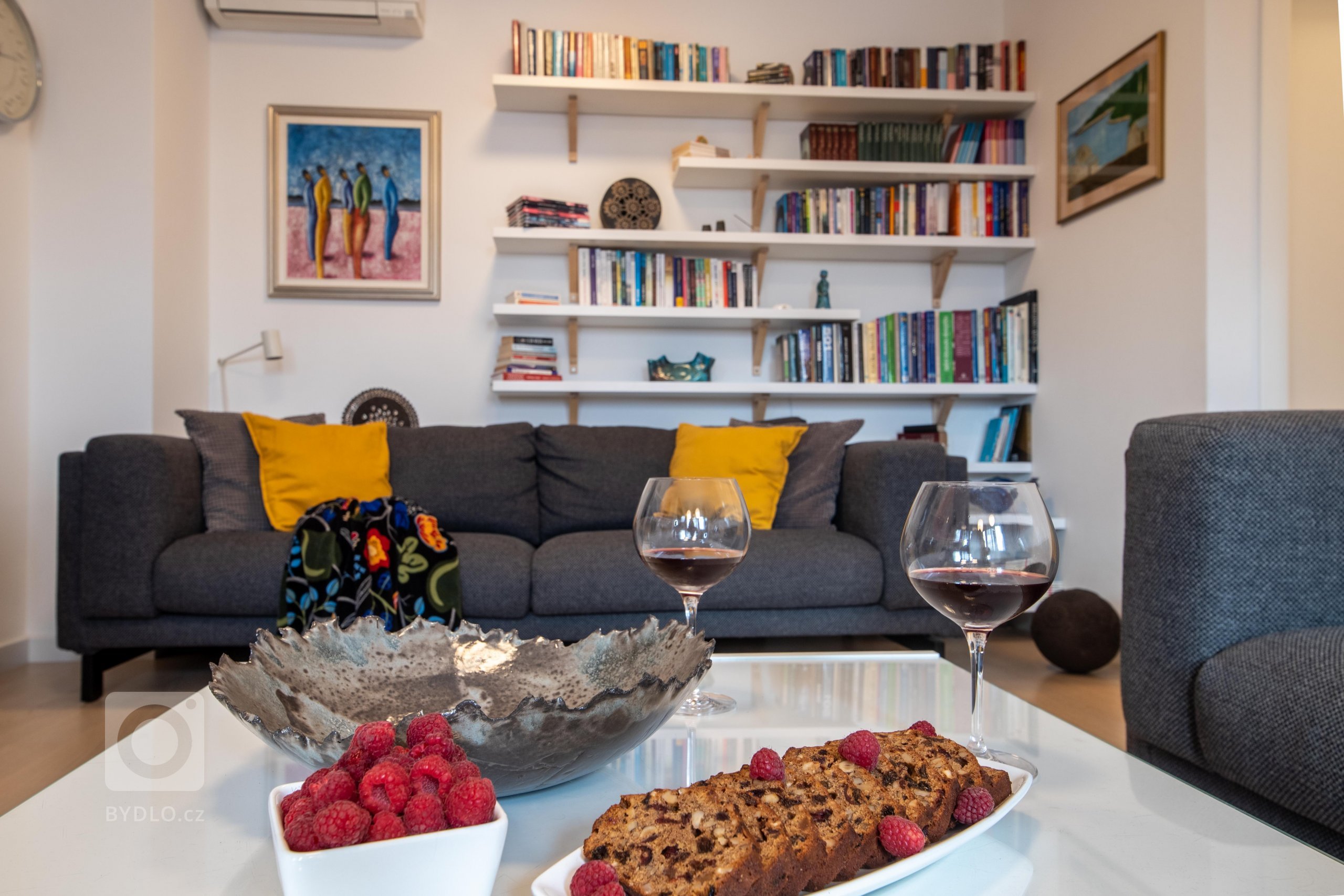 V&nbsp;minimalistický navrženém obývacím pokoji se krásně vyjímá nejen veliká knihovna ale i spousta umělecký děl pocházejících z&nbsp;dílny majitelky bytu.…