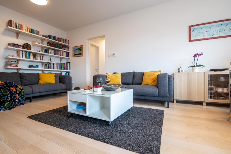 V&nbsp;minimalistický navrženém obývacím pokoji se krásně vyjímá nejen veliká knihovna ale i spousta umělecký děl pocházejících z&nbsp;dílny majitelky bytu.…