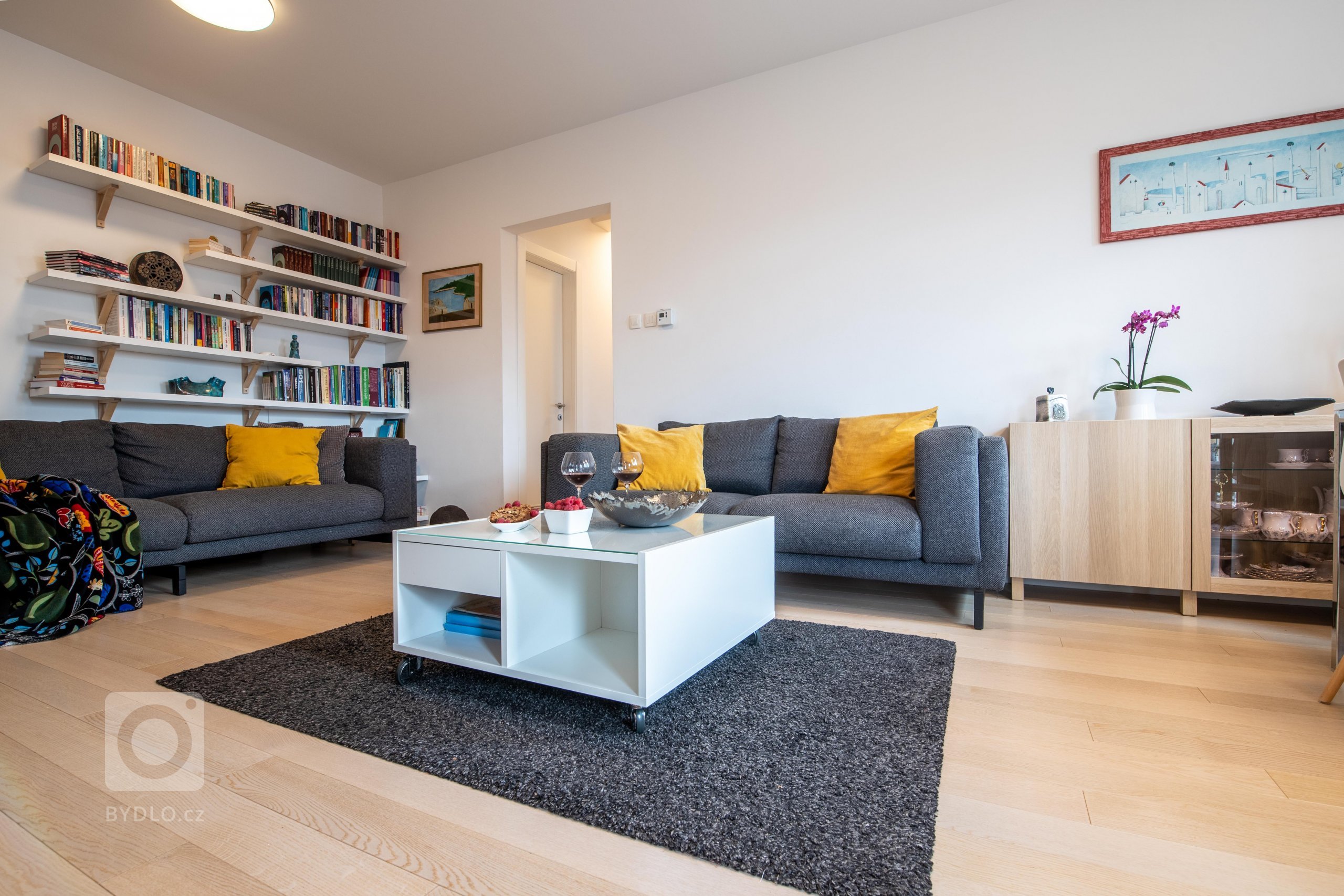 V&nbsp;minimalistický navrženém obývacím pokoji se krásně vyjímá nejen veliká knihovna ale i spousta umělecký děl pocházejících z&nbsp;dílny majitelky bytu.…