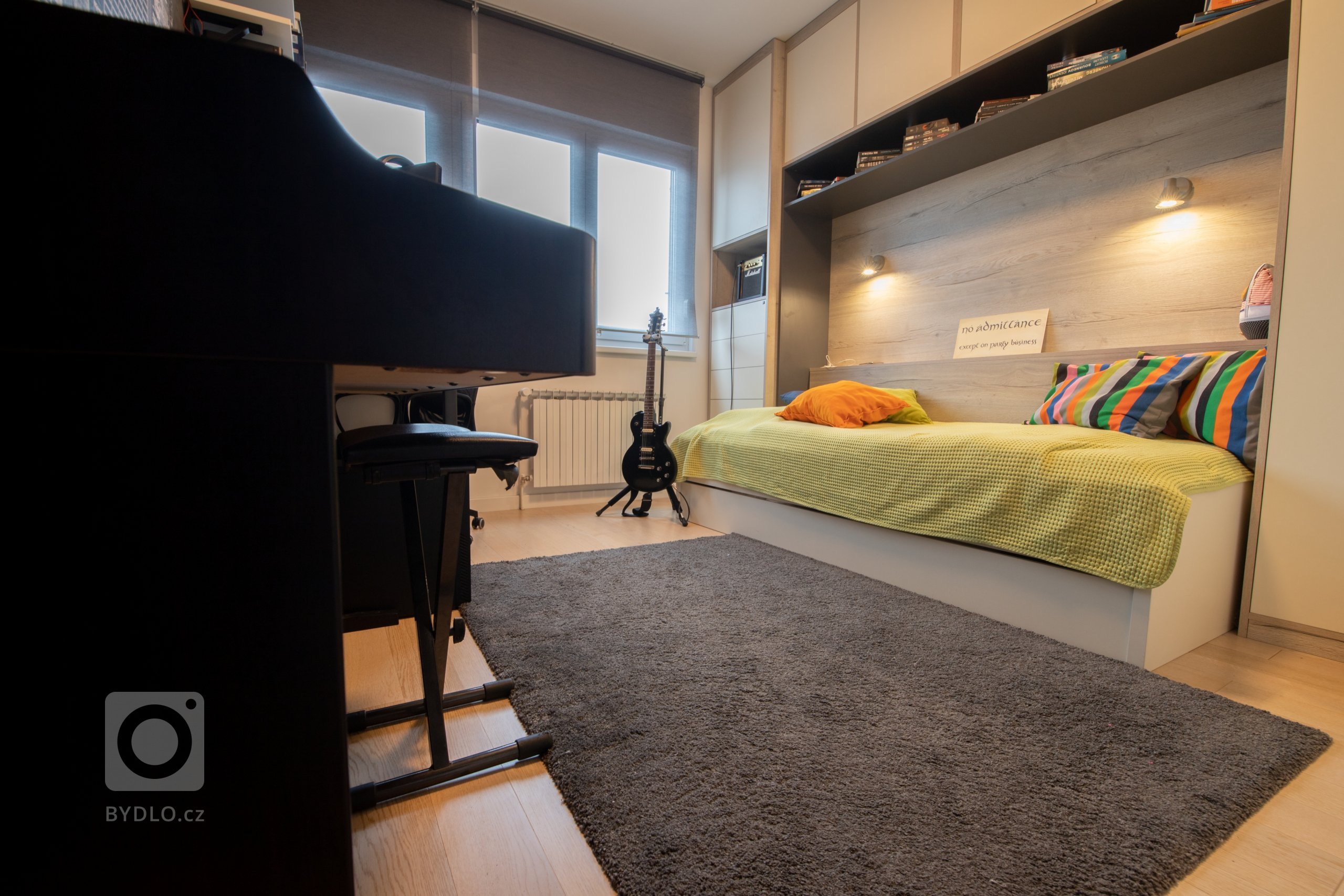 Interiér studentského pokoje pro mladého nadaného hudebníka. Zvolené barvy odráží věk a povahu studenta. I přes to, že vestavěný nábytek poskytuje dostatek…