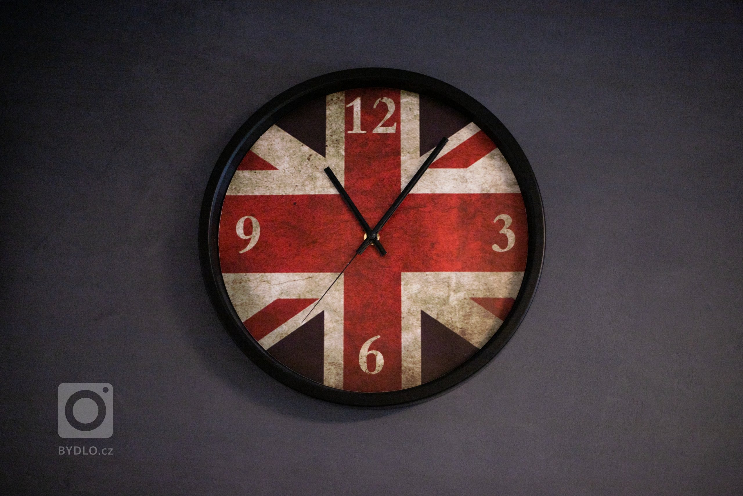 Interiér studentského pokoje pro mladého nadaného hudebníka. Zvolené barvy odráží věk a povahu studenta. I přes to, že vestavěný nábytek poskytuje dostatek…