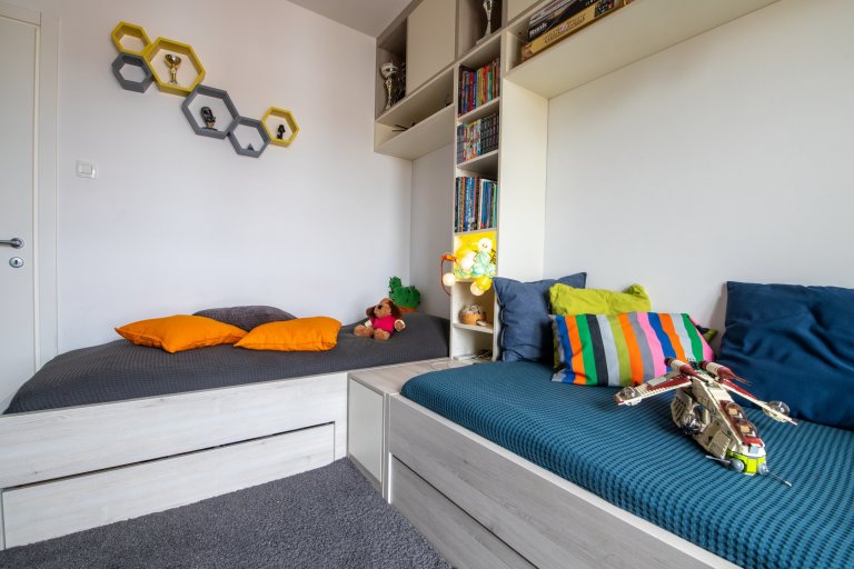 Díky možnosti využít kapacitu šatny pro uložení oblečení, dětský pokoj mohl být koncipován jako místo na hraní, spaní a učení&hellip; Navrhla jsem spoustu…