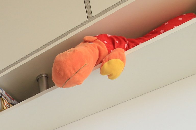 Díky možnosti využít kapacitu šatny pro uložení oblečení, dětský pokoj mohl být koncipován jako místo na hraní, spaní a učení&hellip; Navrhla jsem spoustu…