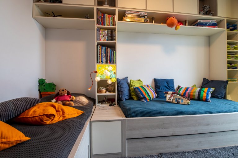 Díky možnosti využít kapacitu šatny pro uložení oblečení, dětský pokoj mohl být koncipován jako místo na hraní, spaní a učení&hellip; Navrhla jsem spoustu…