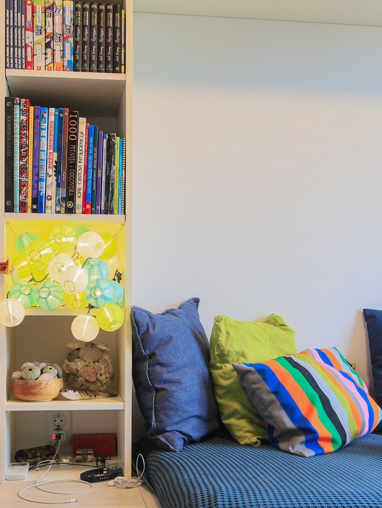 Díky možnosti využít kapacitu šatny pro uložení oblečení, dětský pokoj mohl být koncipován jako místo na hraní, spaní a učení&hellip; Navrhla jsem spoustu…