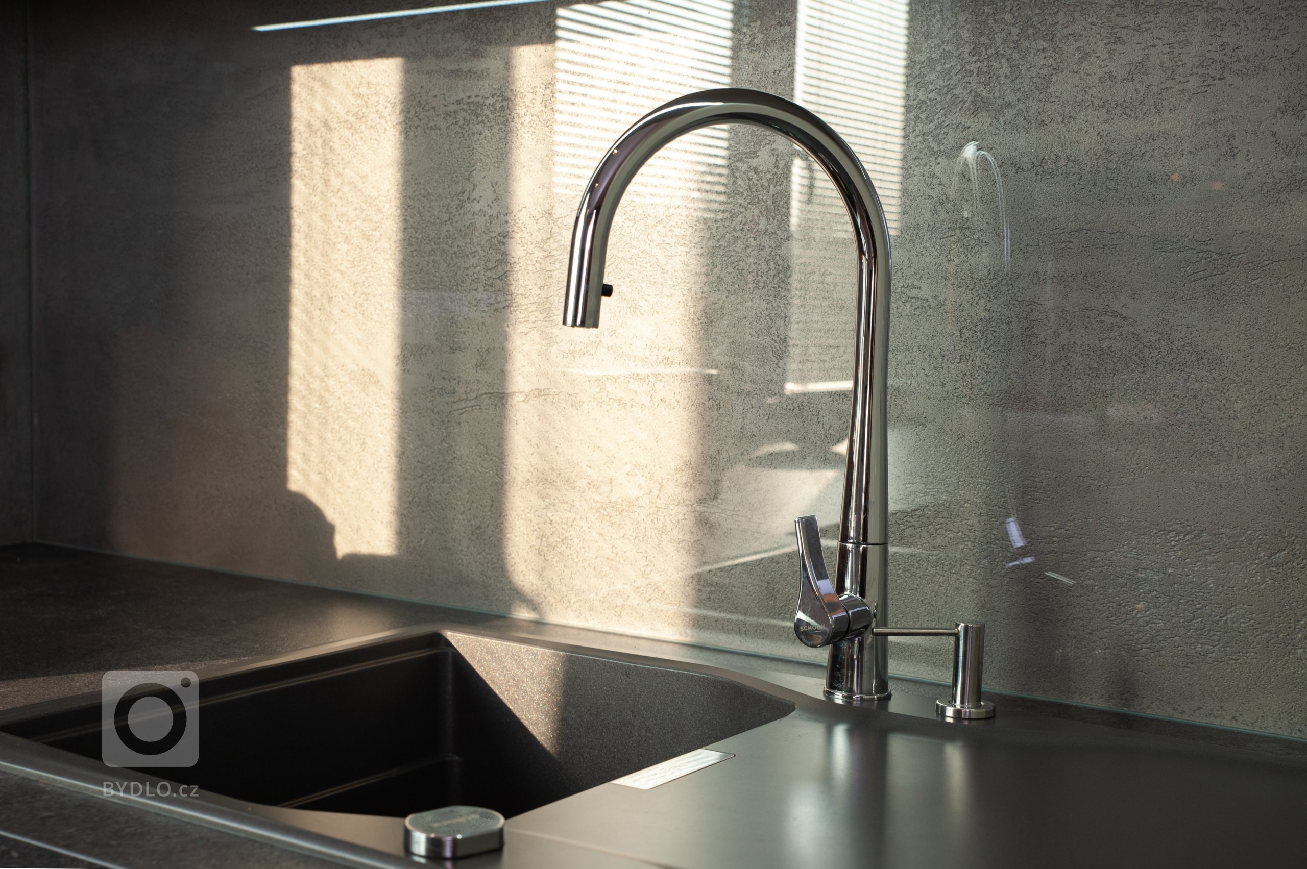 Dávkovač mýdla jako součást dřezu je užitečným pomocníkem.

