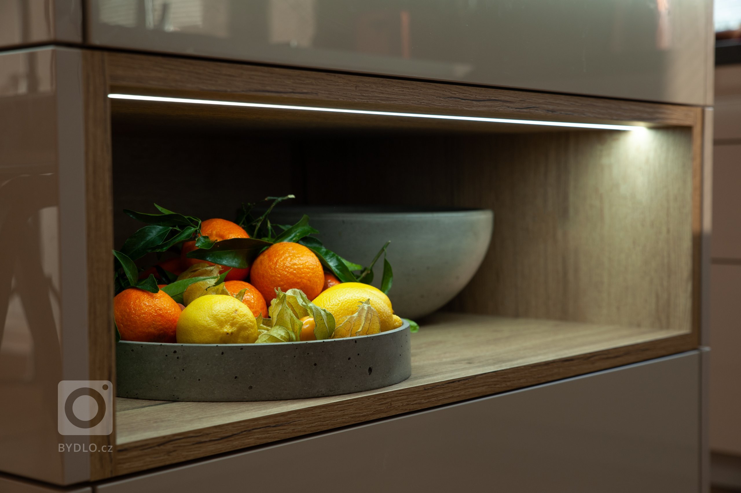 Hlavním zadáním bylo vytvořit velkorysý obývací pokoj, jídelnu a kuchyň ve které se budou připravovat pokrmy pro početnou rodinu. Zasklení terasy a rozšíření…