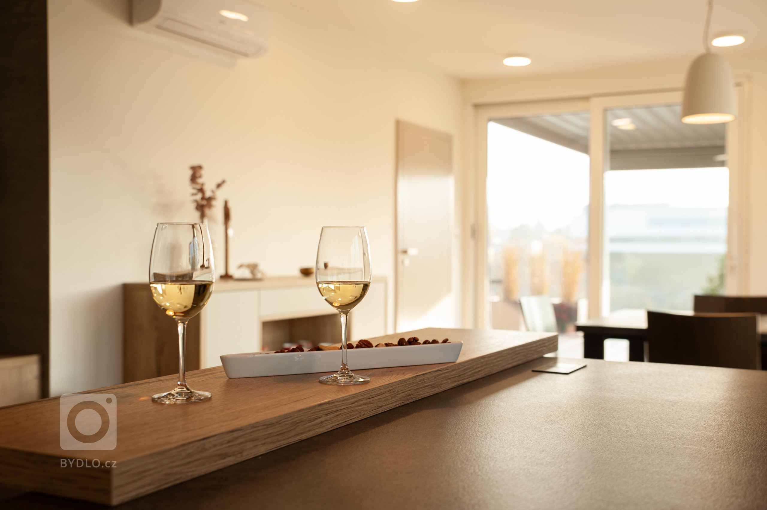 Hlavním zadáním bylo vytvořit velkorysý obývací pokoj, jídelnu a kuchyň ve které se budou připravovat pokrmy pro početnou rodinu. Zasklení terasy a rozšíření…