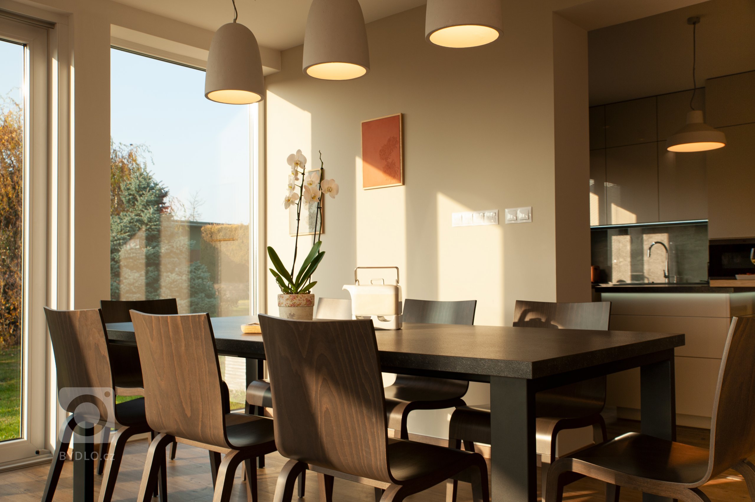 Hlavním zadáním bylo vytvořit velkorysý obývací pokoj, jídelnu a kuchyň ve které se budou připravovat pokrmy pro početnou rodinu. Zasklení terasy a rozšíření…